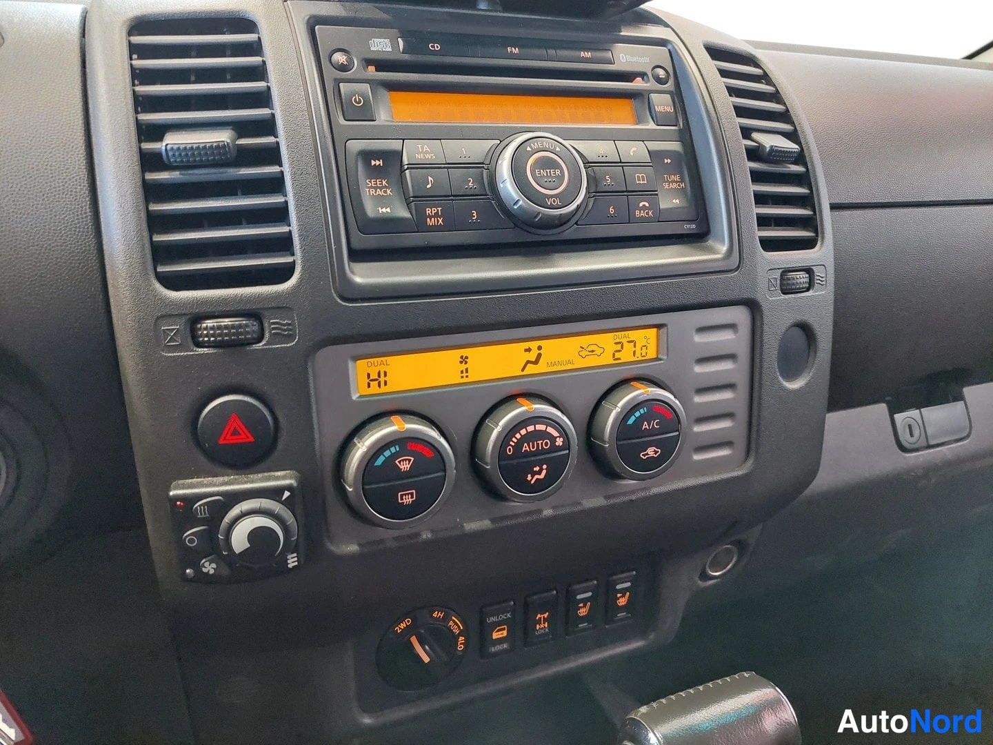 Muu: Kojelaudan keskusyksikkö: radio-CD-soitin ja kaksivyöhykeilmastointi A/C-automaatikolla, istuinlämmittimien painikkeet ja 2WD/4H-kytkin.