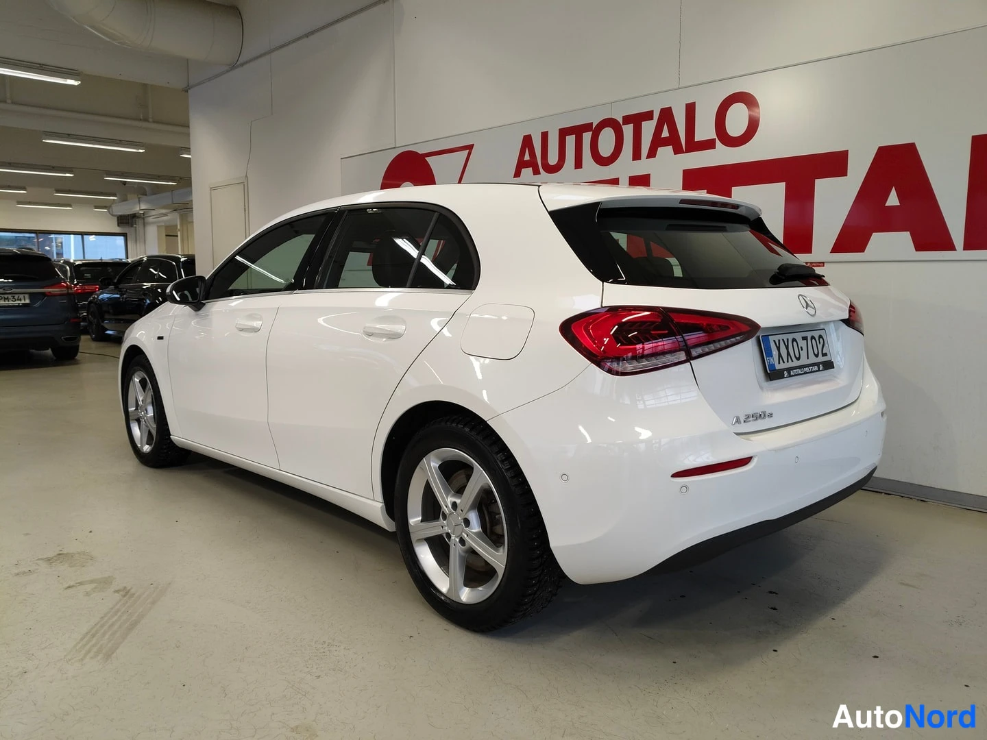 Takaviisto: Mercedes-Benz A -mallin takakulma valkoinen hatchback, rekisterikilpi ja takana mallimerkintä A 250 e.