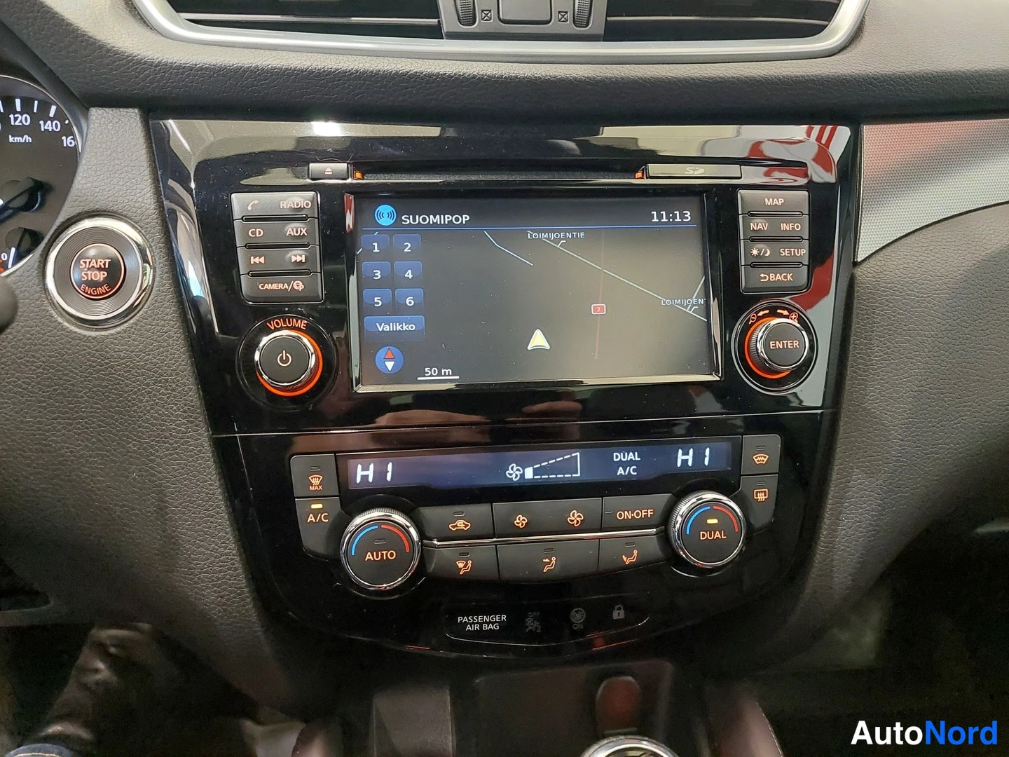 Muu: Keskikonsolin multimedialaitteet: karttanäyttö, radio/CD/AUX-napit, START STOP ENGINE -painike ja kaksivyöhykeilmastointi (DUAL A/C, AUTO).