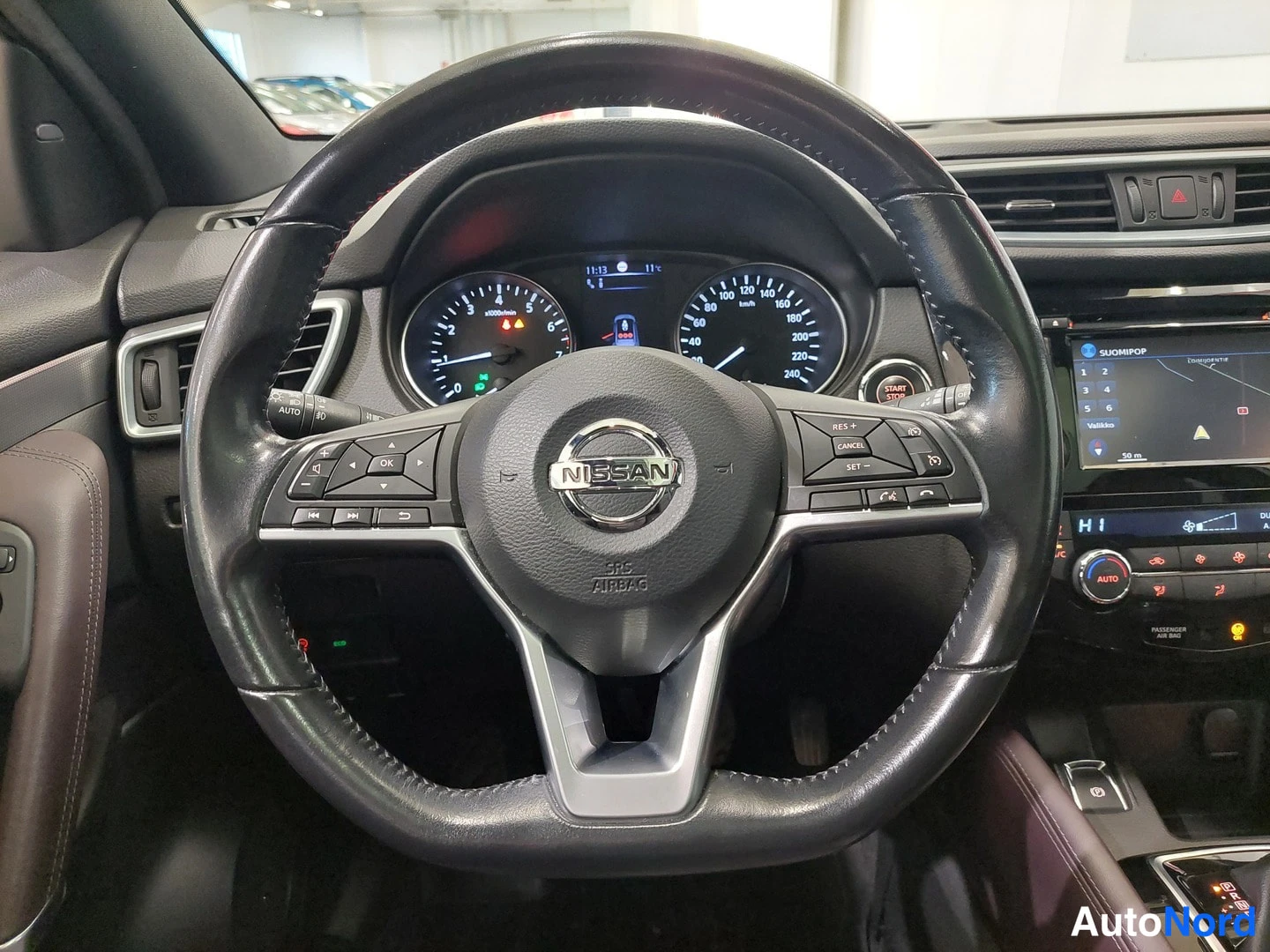 Muu: Nissan-ohjauspyörä, mittaristo, Start/Stop-painike ja infotainment-näyttö.