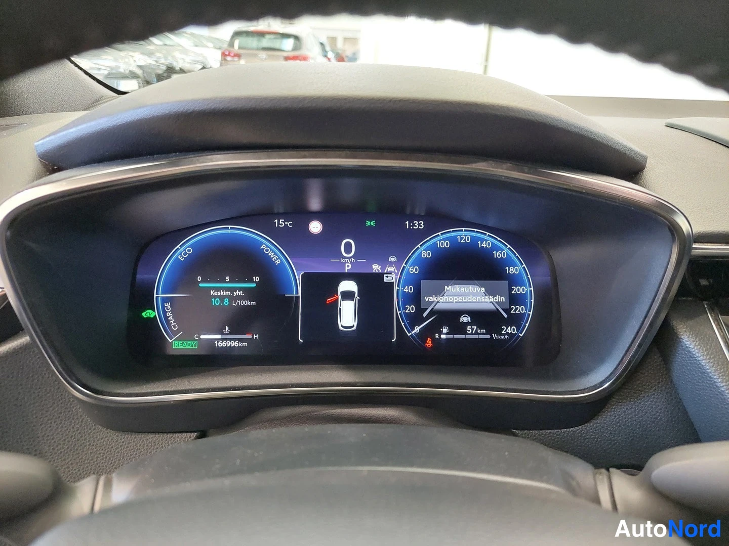 Muu: Digitaalinen mittaristo, jossa näkyy 166996 km matkamittari, keskimääräinen kulutus 10.8 l/100km ja vakionopeudensäädön otsikko.