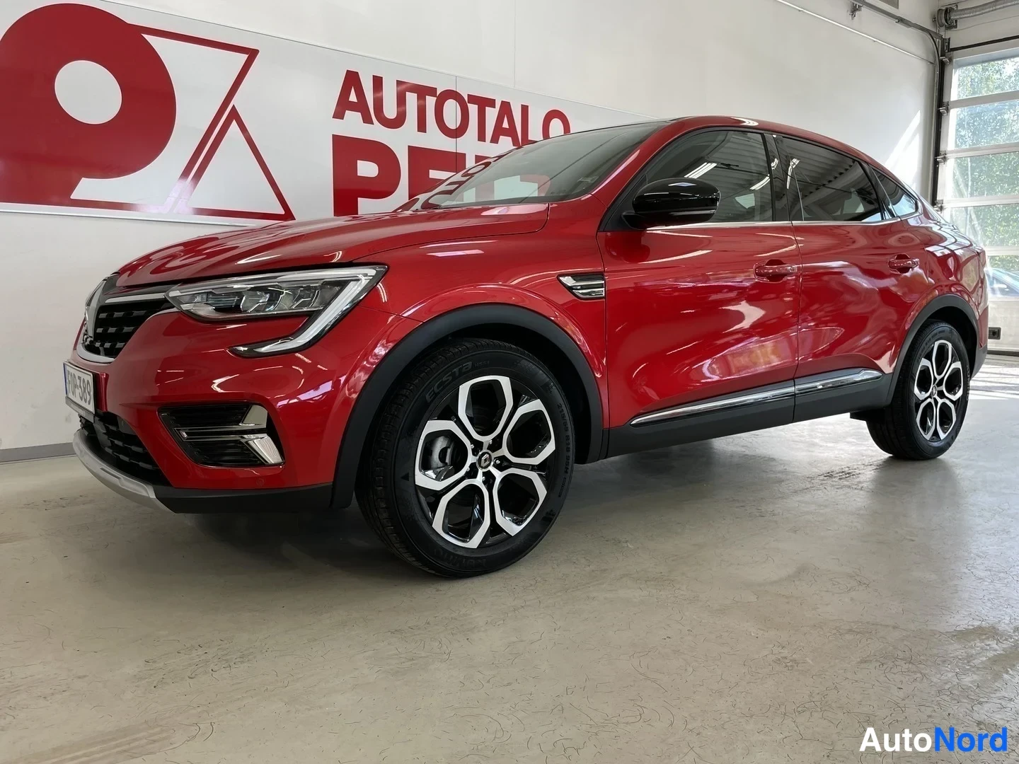 Punainen Renault Arkana 2021, etuviisto, keula vasemmalle, kuva 3