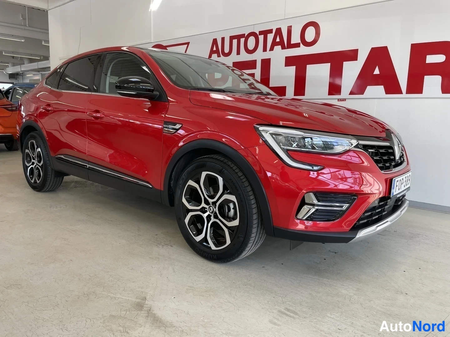 Punainen Renault Arkana 2021, etuviisto, keula oikealle, kuva 4