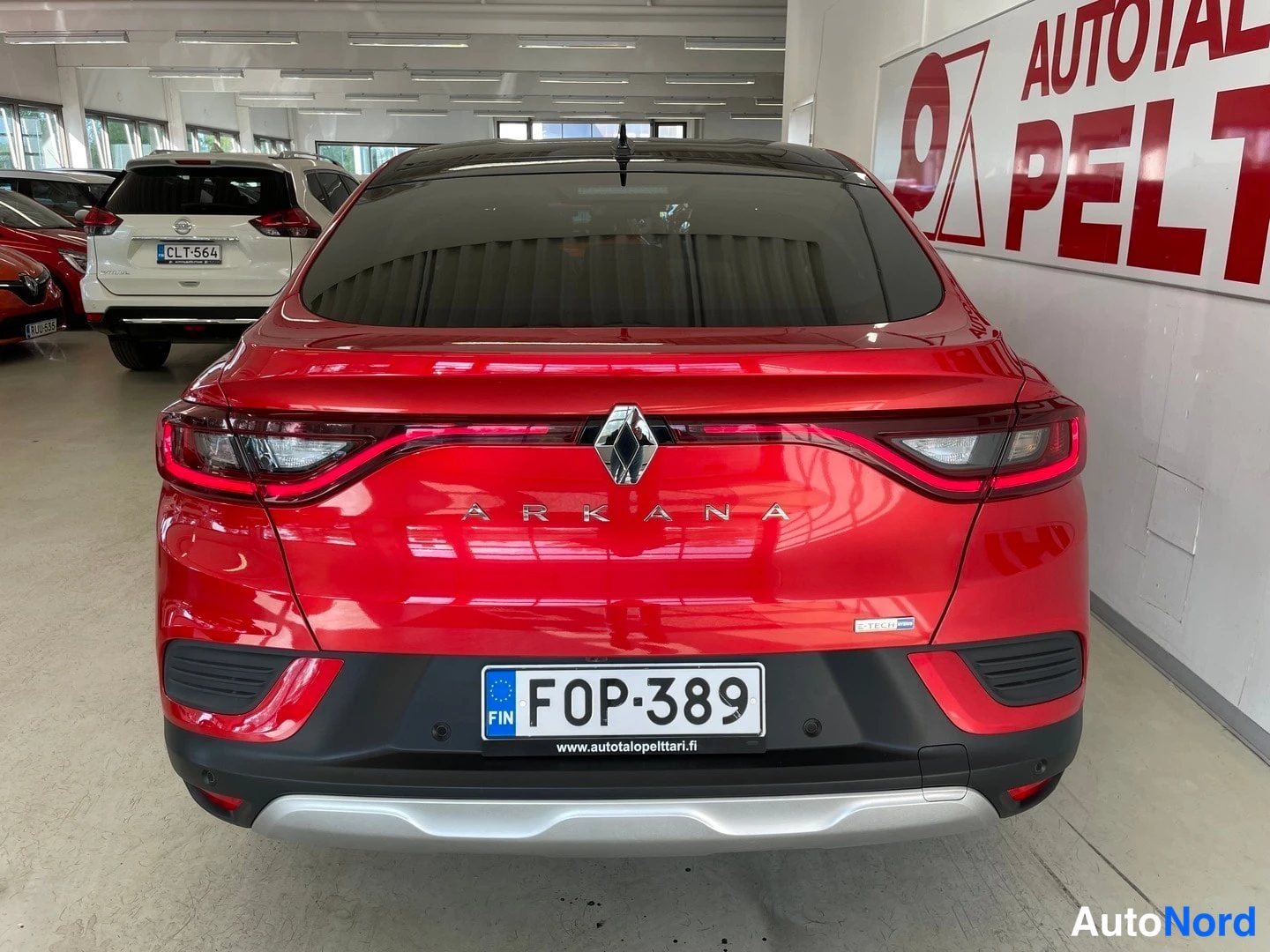 Takaa: Renault Arkanan takaosa suoraan takaa; ARKANA-teksti, takavalo ja rekisterikilpi näkyvät.