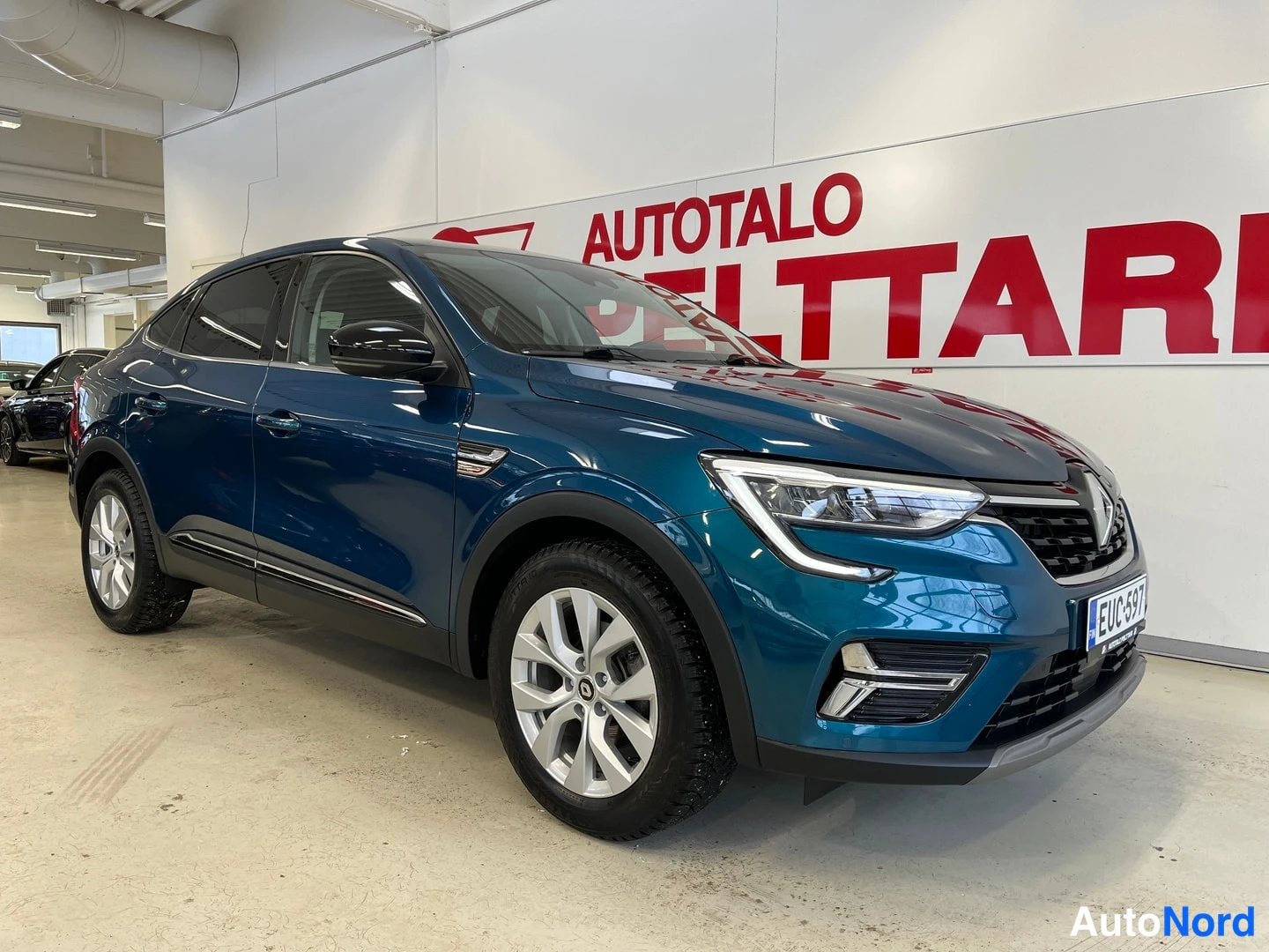 Etuviisto, nokka oikealle: Renaultin etuloka 3/4-vasemmalta, tummansininen maali.
