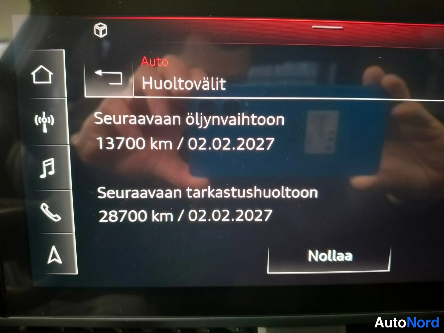 Yksityiskohta: Ruudulla Huoltovälit: seuraava öljynvaihto 13700 km / 02.02.2027 ja tarkastushuolto 28700 km / 02.02.2027.