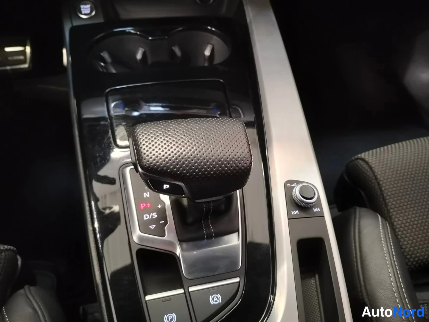 Muu: Automatic gear selector in P with P, N, R, D/S markings on center console, next to drive mode knob and electric parking brake buttons.