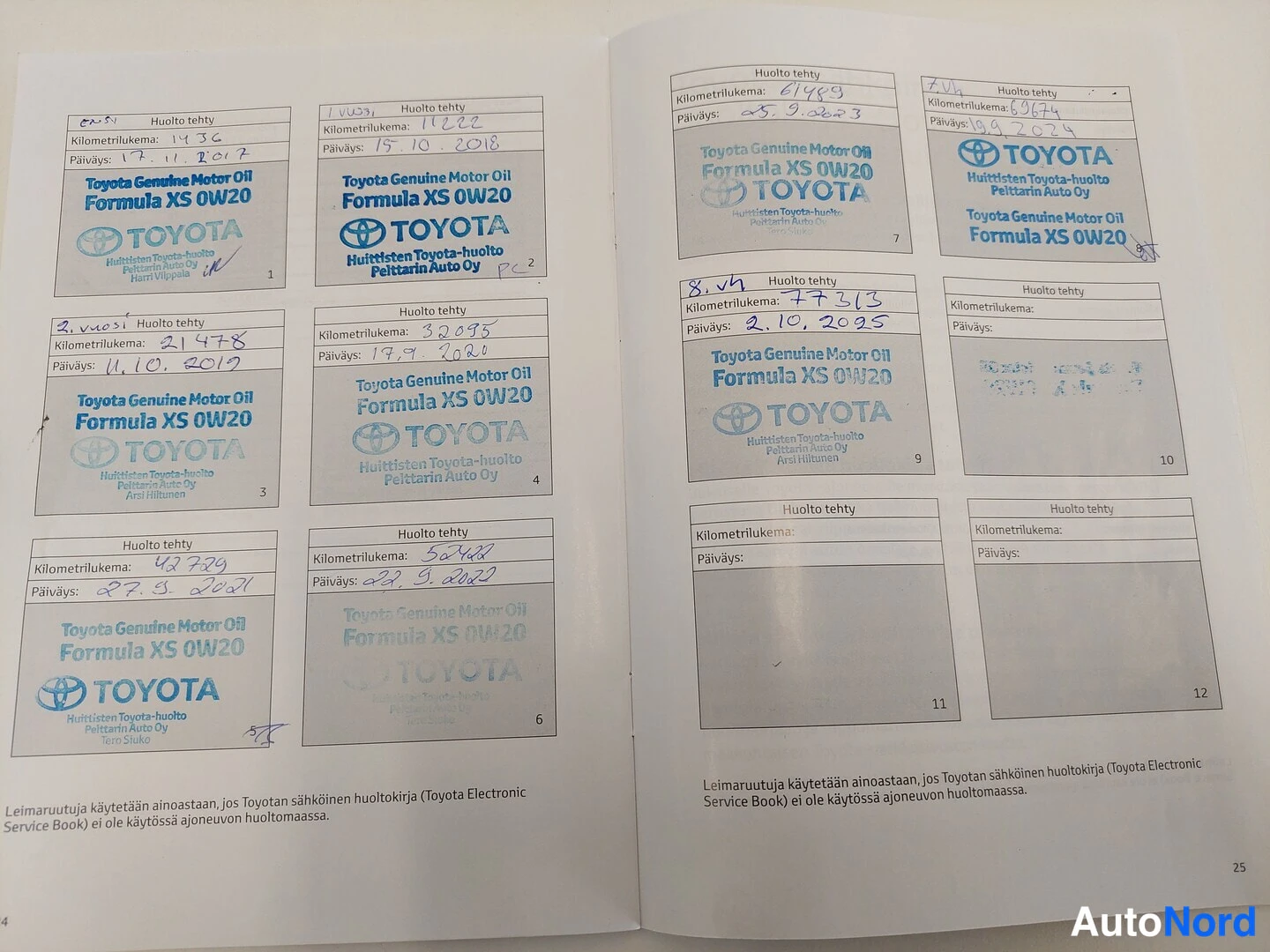 Muu: Avattu Toyota-huoltokirja, jonka sivuilla kymmenen huoltoleimaa Formula XS 0W20 -öljyillä ja käsin kirjoitetut kilometrilukemat 1436–83654 vuosilta 2012–2025.