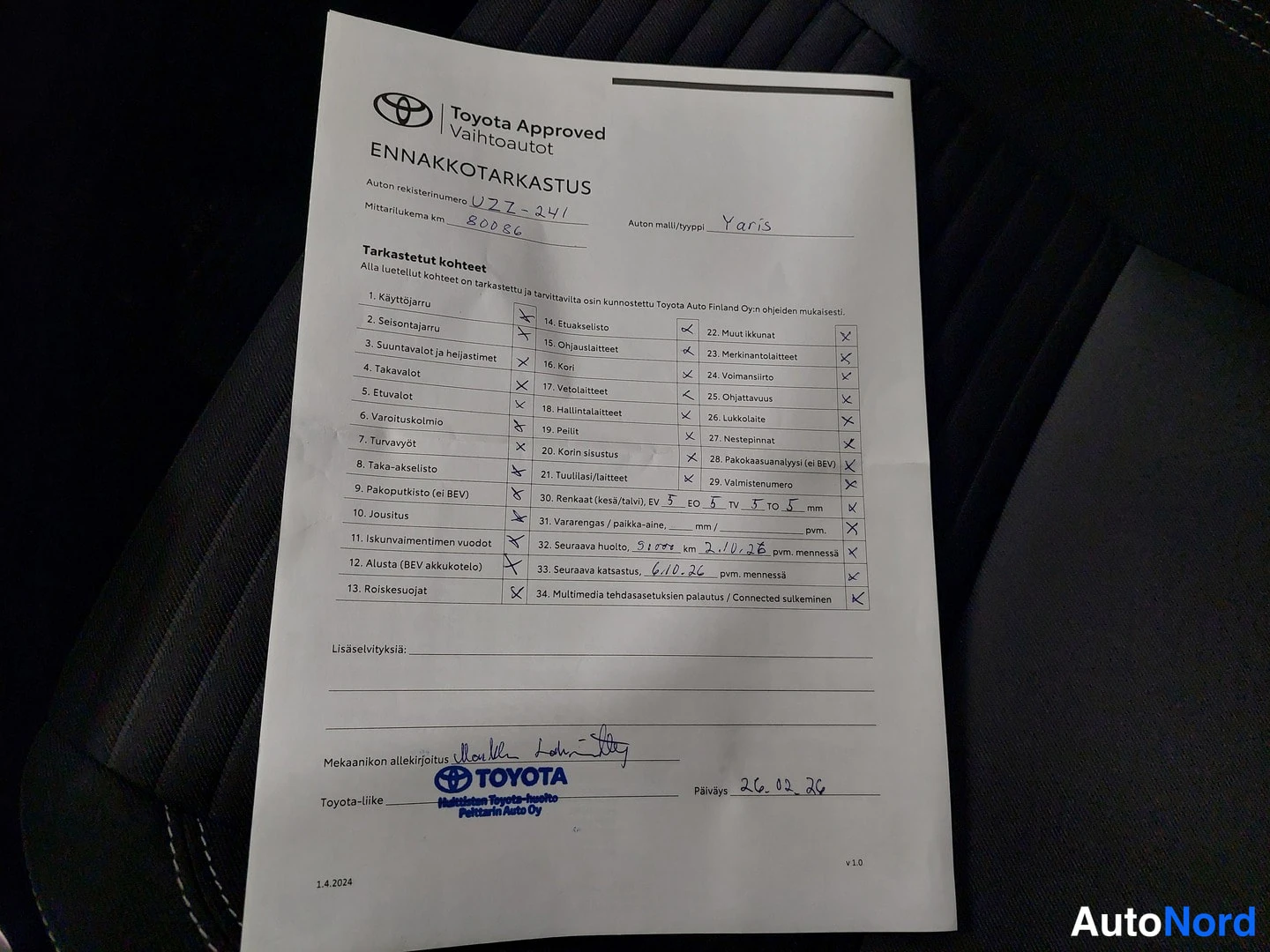 Asiakirja: Toyota Approved Vaihtoautot -ennakkotarkastuslomake kassitaskussa, rekisterinumero, malli Yaris, allaToyota Hämeenlinnan Autotalo Pelttari Oy:n allekirjoitus ja