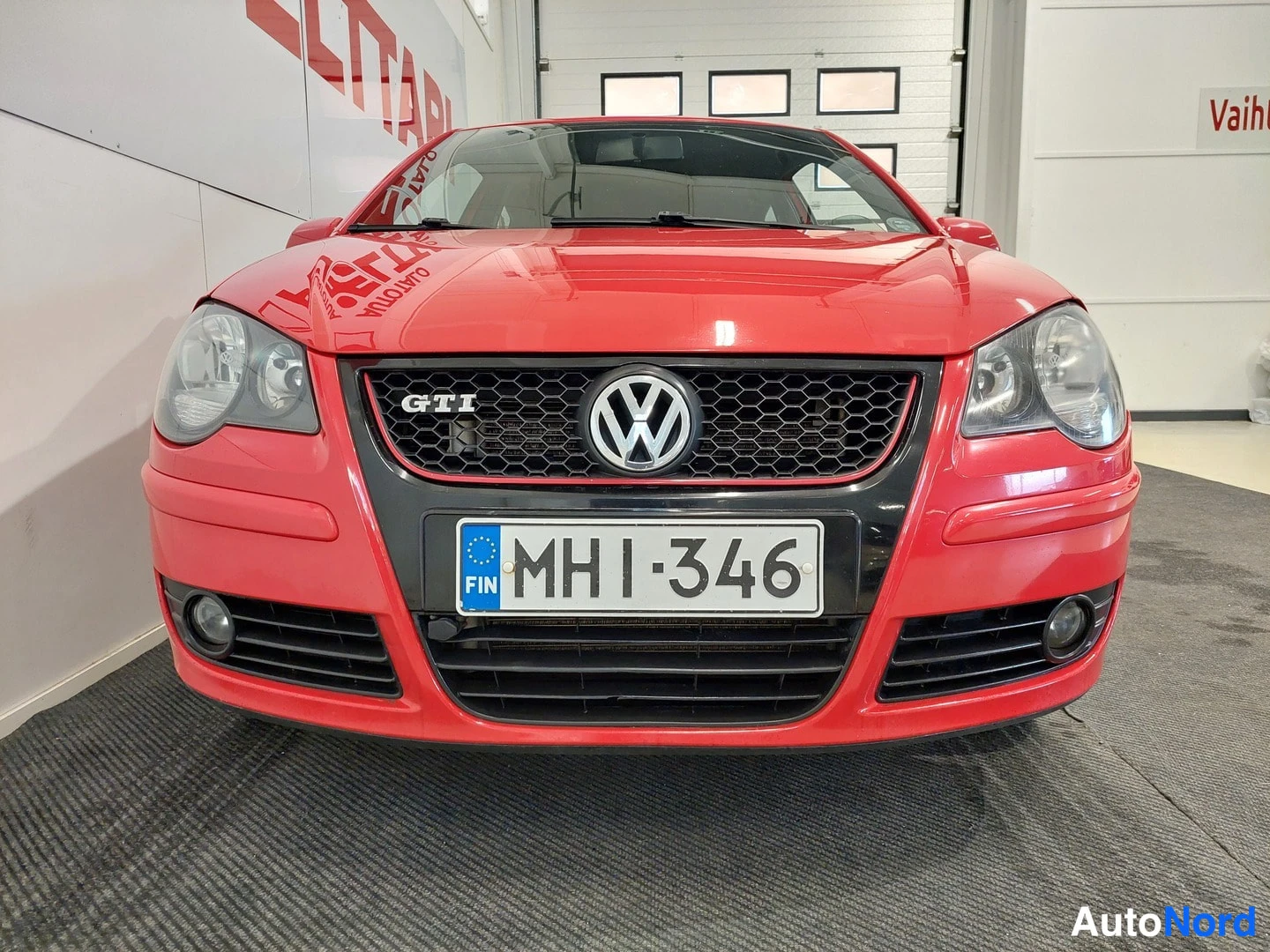 Edestä: Punaisen Volkswagen Polon keulakuva edestä, GTI-merkintä ja rekisteritunnus MH1-346.