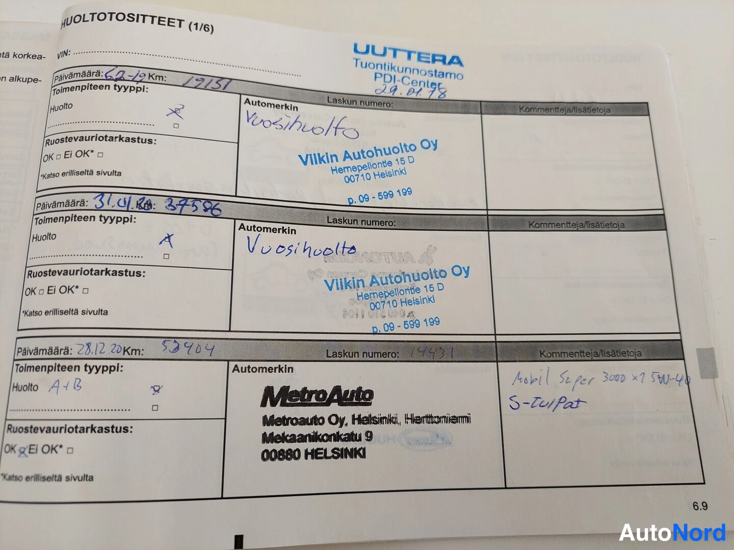 Muu: Huoltotositteet-sivu (1/6) huoltokirjasta, jossa kolme huoltoa merkittynä vuosilta 2018–2020, leimat Vilkin Autohuolto Oy ja Metroauto Oy.