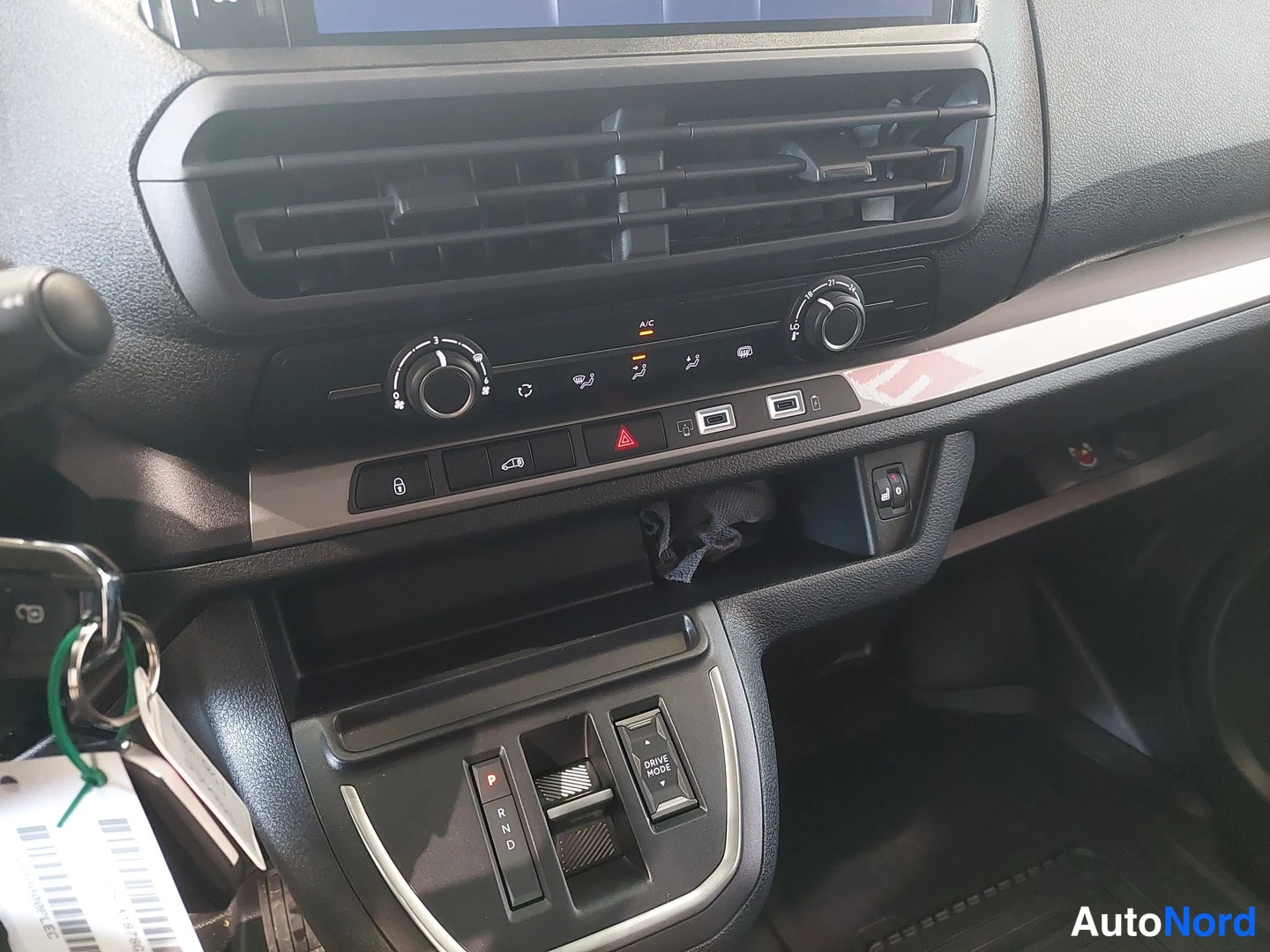 Edestä: Keskikonsolin painikkeet ja ilmastoinnin säätimet sekä automaattivaihteen P-R-N-D-valitsin ja DRIVE MODE -painike.