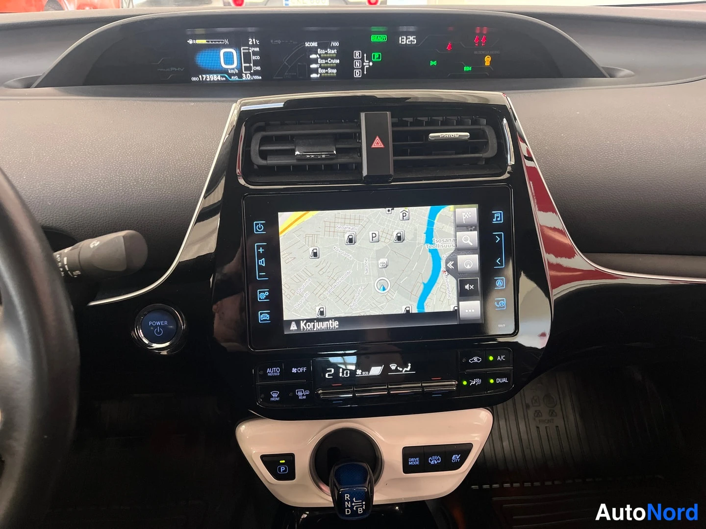 Muu: Kojelauta ja keskikonsoli: navigoinnin karttanäyttö, ilmastointipaneeli ja vaihteenvalitsin R-N-D-B, EV City- ja Drive Mode -painikkeet.
