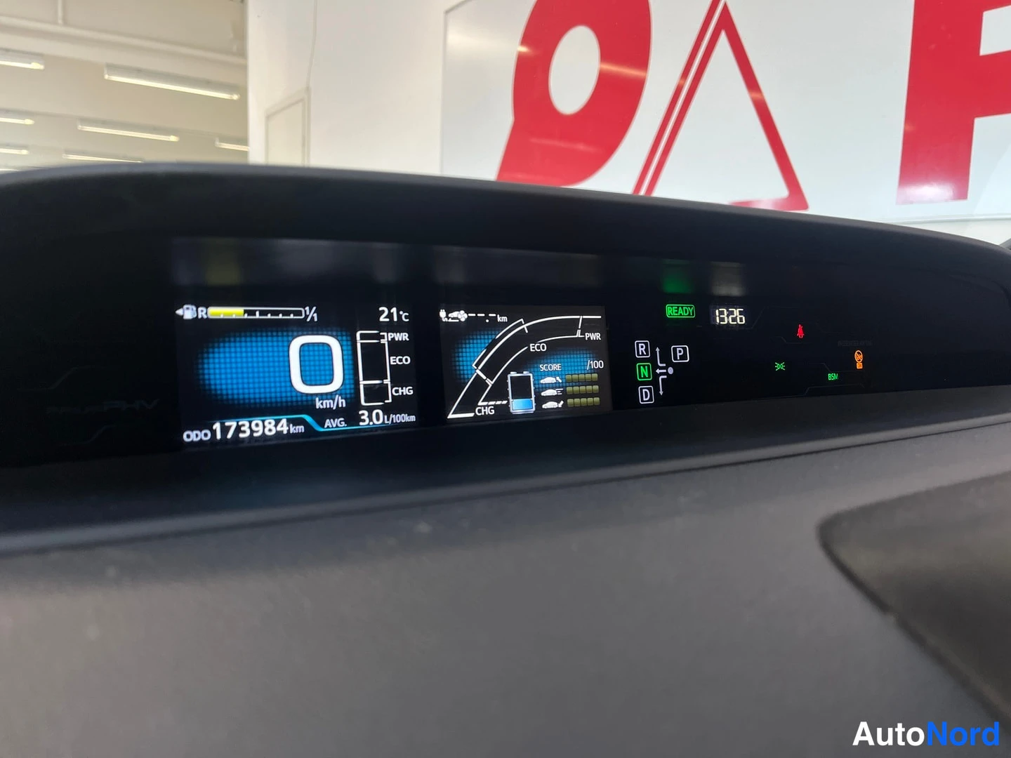 Muu: Yläkojelauta lähikuvassa: mittarinäyttö näyttää ODO 173984 km, 0 km/h, ECO/CHG-palkit ja READY-merkinnän.
