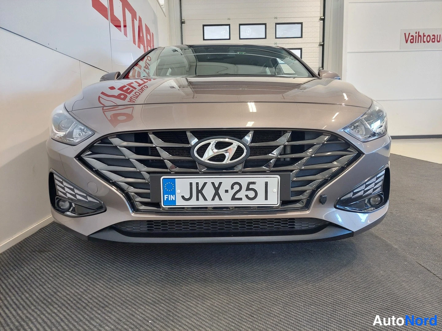 Edestä: Hyundai i30 -viistoperän keula suoraan edestä, tumma etusäleikkö ja rekisterikilpi.