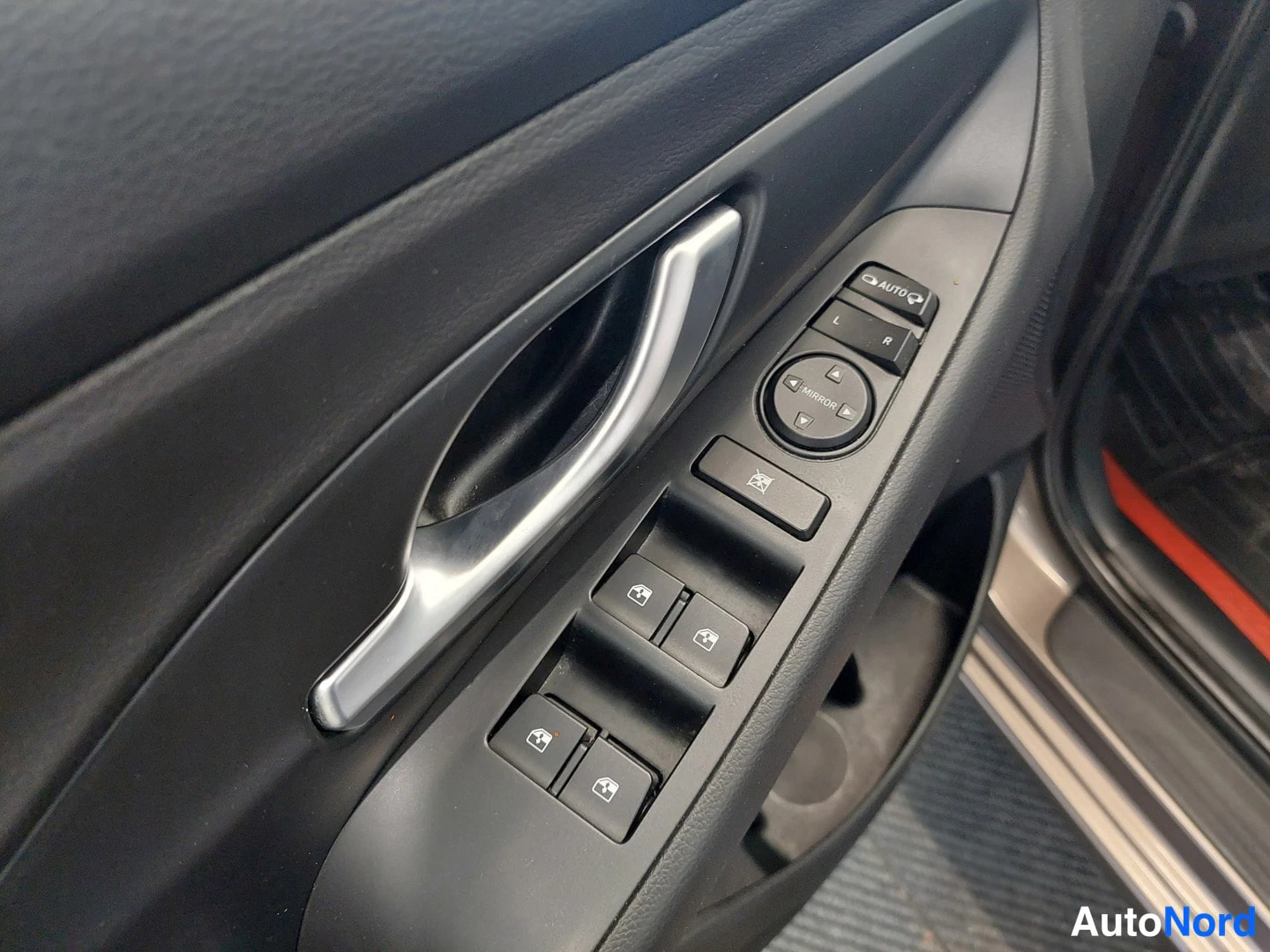 Muu: Oven sisäpaneelin peilin- ja ikkunanohjaimet: sähköpeilinsäätö (L/R, MIRROR), automaattinen peilitaitto (AUTO) ja neljä ikkunanostokytkintä, kuva hieman kalteva