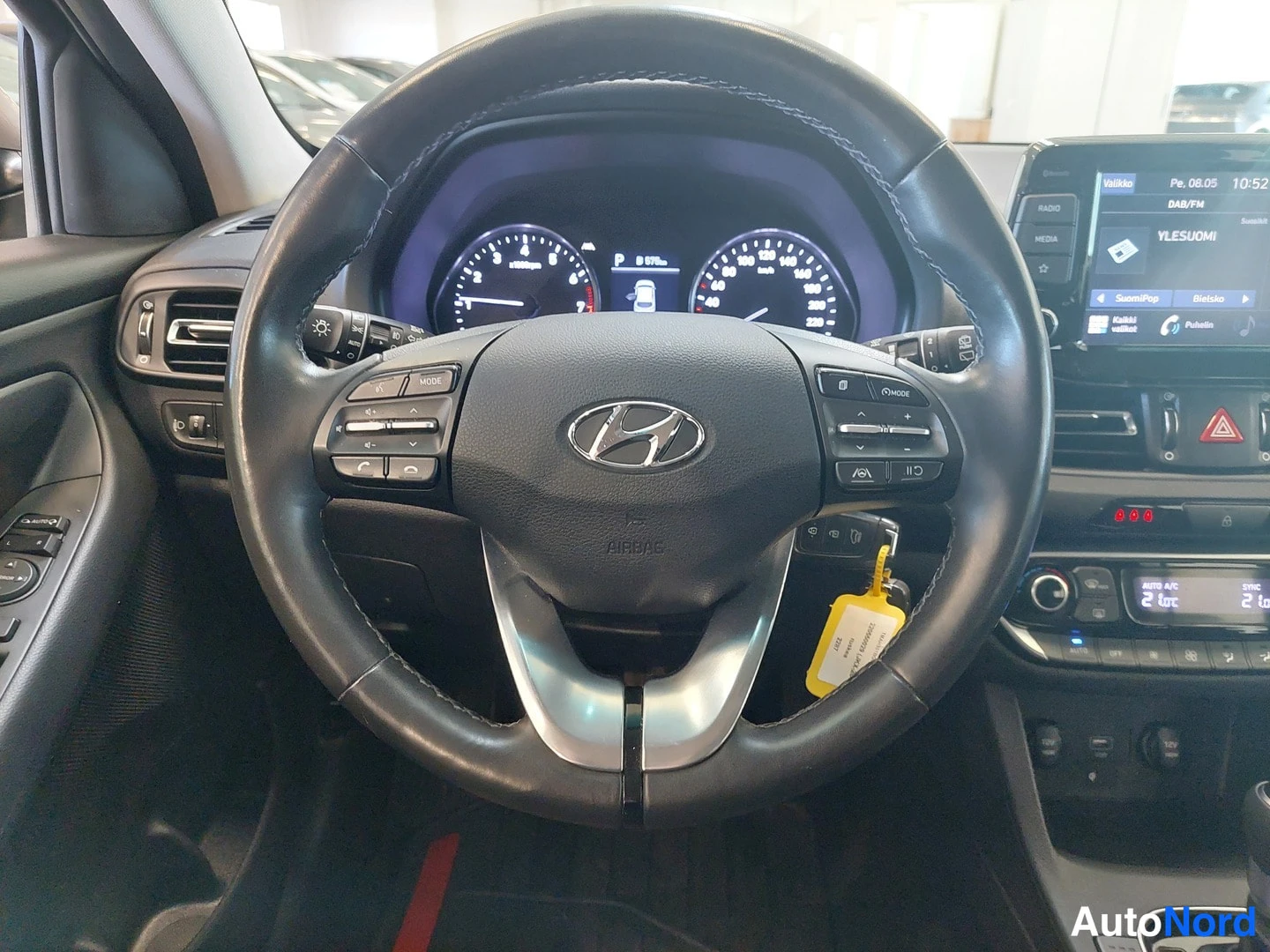 Muu: Ohjauspyörä, mittaristo ja keskikonsolin näyttö Hyundai i30:n sisällä.