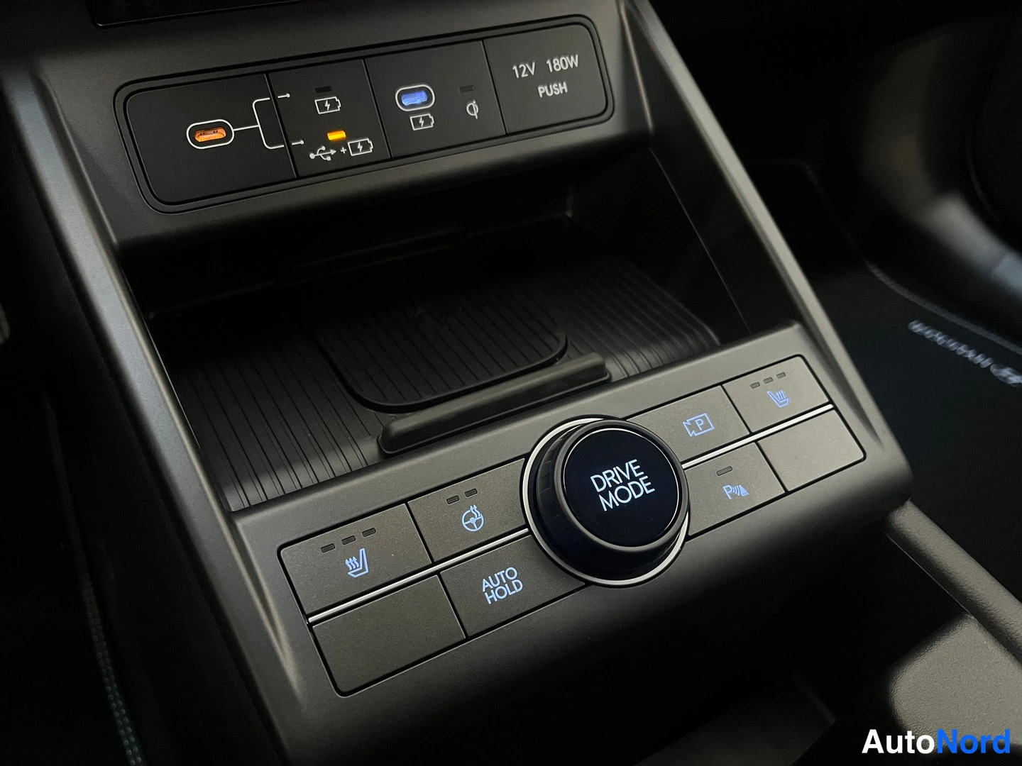 Muu: Keskikäyttöpöydän paneeli 12V 180W -pistorasialla, USB-liitäntöillä, langattoman latauksen alustalla, DRIVE MODE -valitsimella, AUTO HOLD -napilla sekä lämmitys