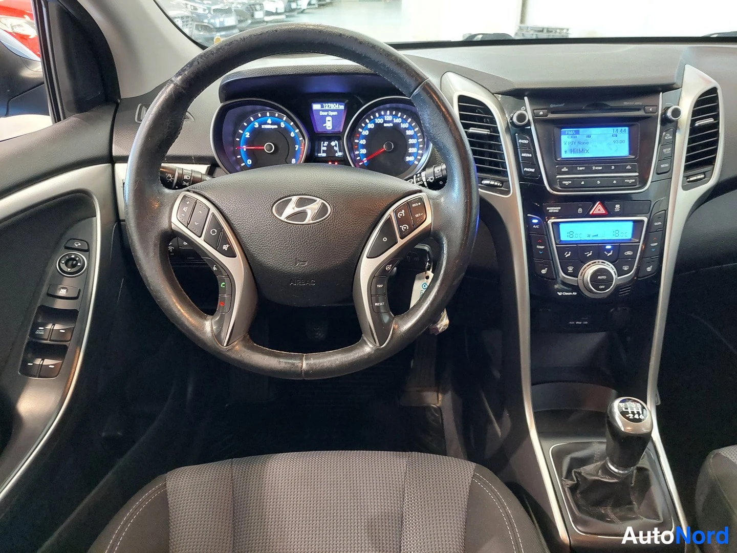 Muu: OhjaamoHyundai i30:n ratin ja kojelaudan näkymä, manuaalivaihteaja ja Bluetooth-ominaisuuksia.