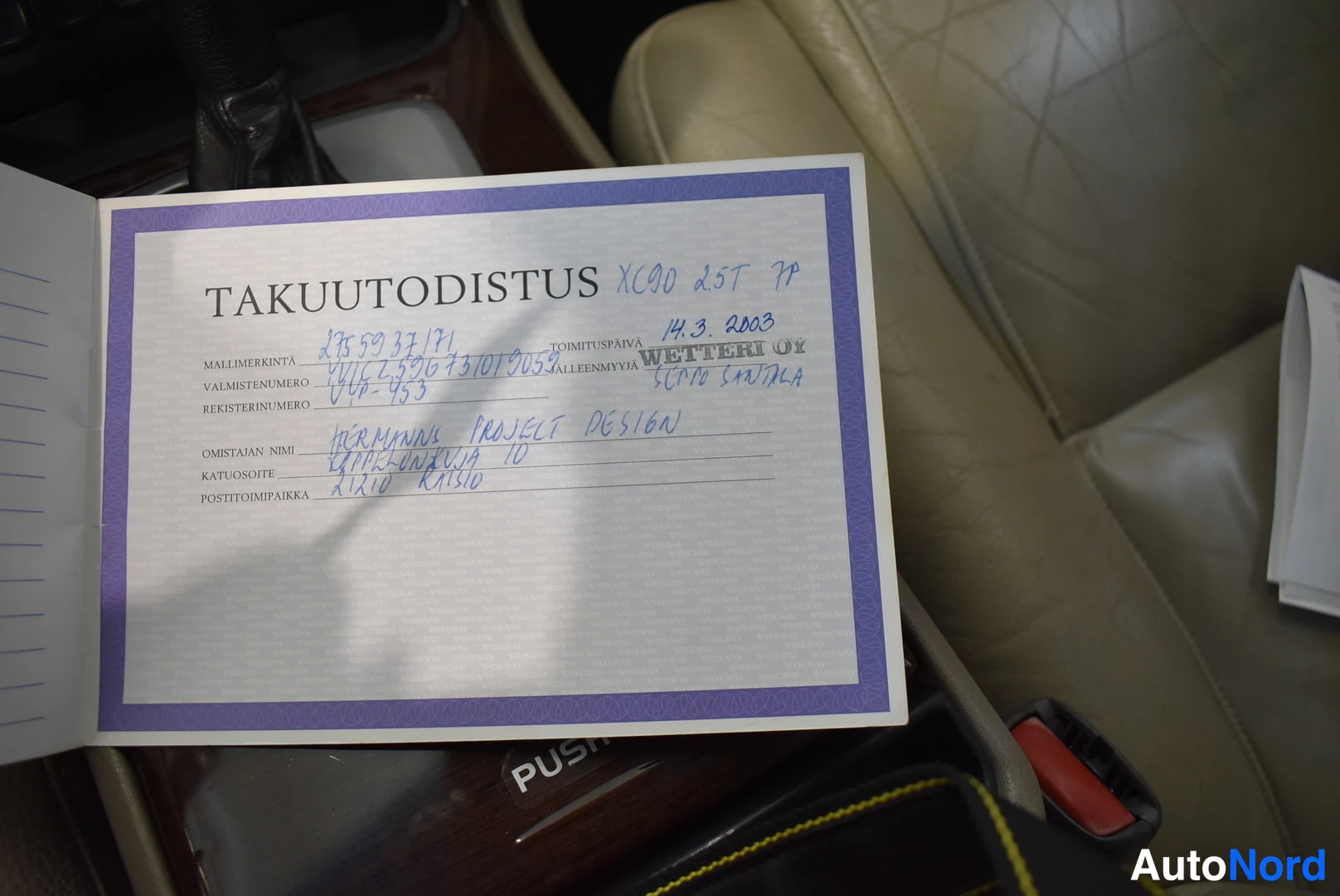Muu: takuutodistus käsinkirjoitetuilla tiedoilla auton keskitunnelilla