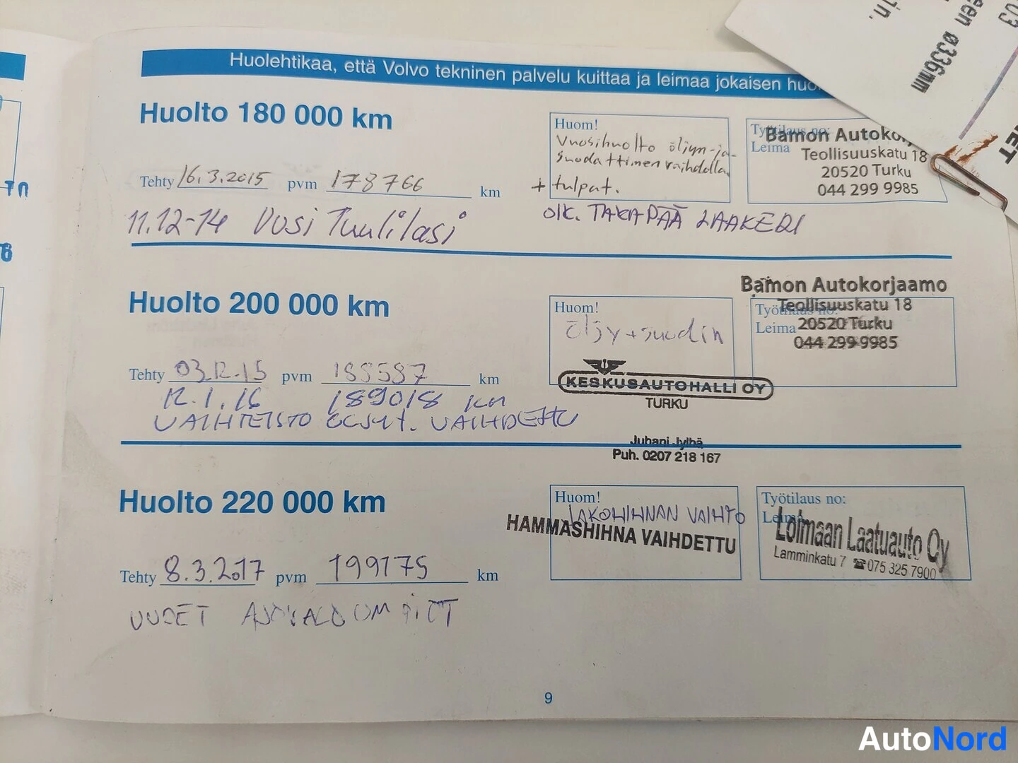 Asiakirja: Huoltokirjan sivu, jossa Volvo XC90:n huoltomerkitöt 180 000, 200 000 ja 220 000 km kohdilleen käsinkirjoitettuina.