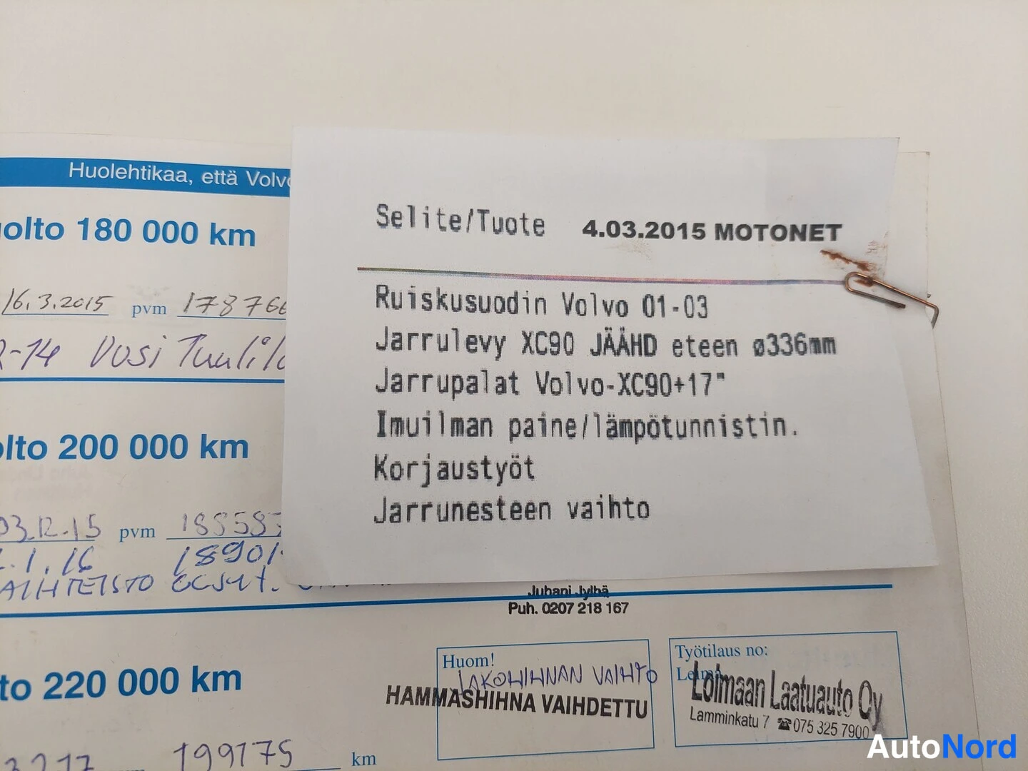 Asiakirja: Huoltokirjan sivulle kiinnitetty paperilappu tekstillä Selite/Tuote 4.03.2015 MOTONET ja jarruosien hankintalista.