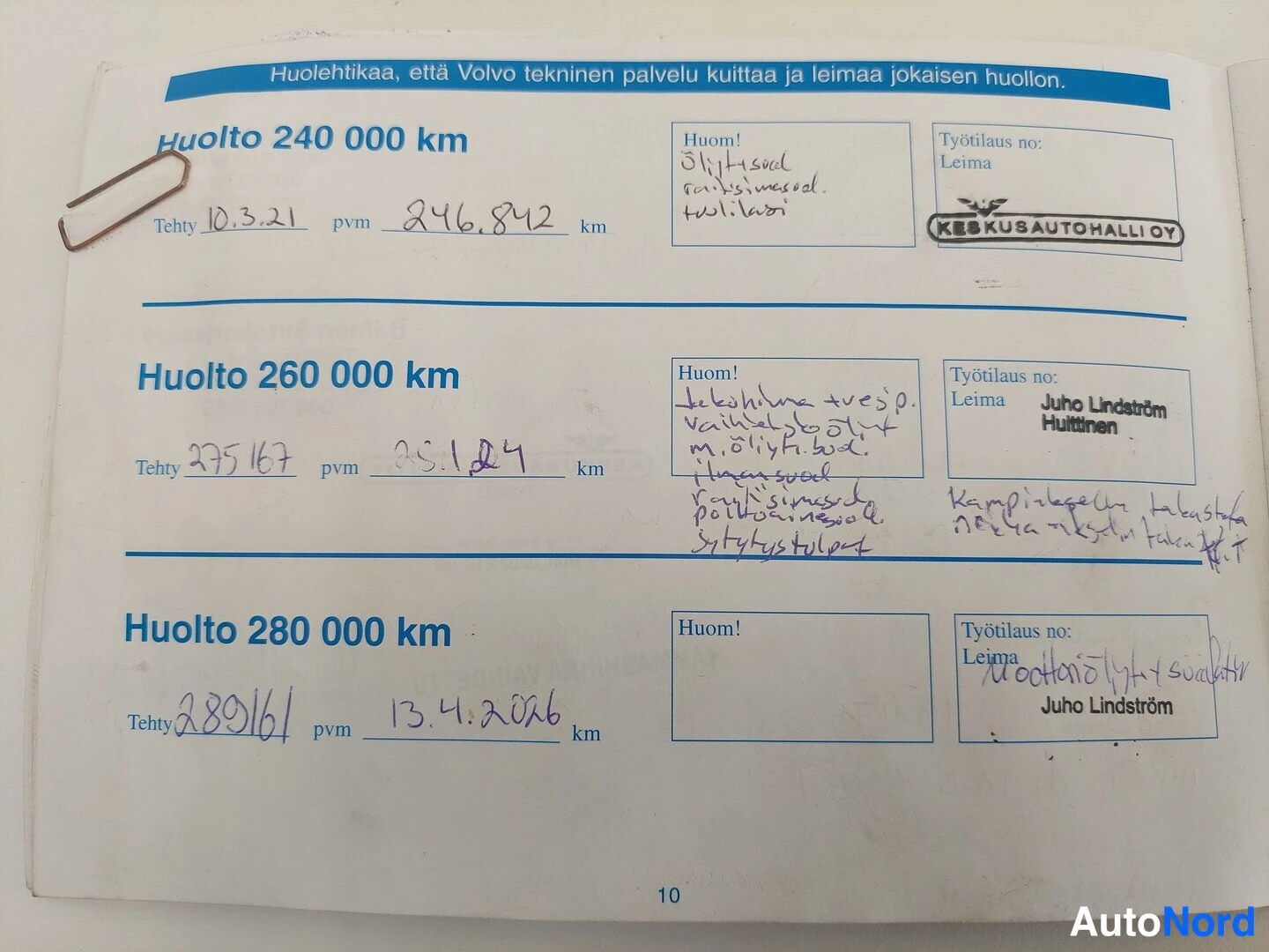 Asiakirja: Huoltokirjan sivu Huolto 240 000, 260 000 ja 280 000 km merkinnät käsinkirjoitettuina Keskusautohalli Oy ja Juho Lindström leimoin.