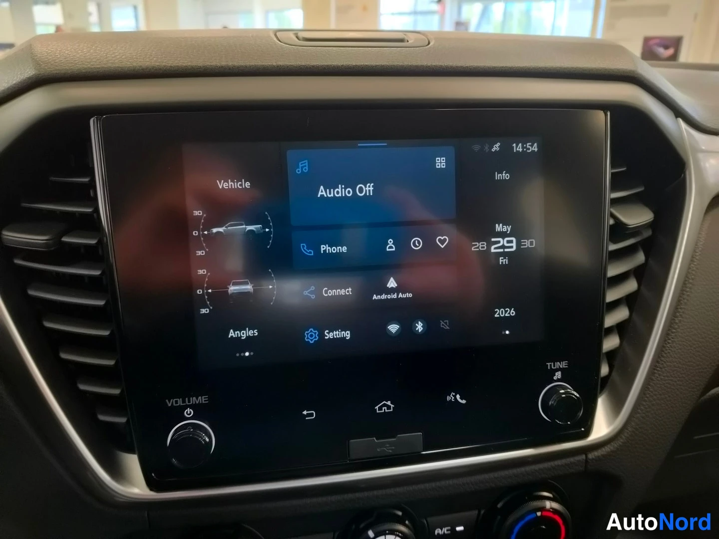 Yksityiskohta: Kosketusnäyttö, jossa Android Auto, Phone ja Connect valikot, kellonaika 14:54 ja pvm 29.5.2026.
