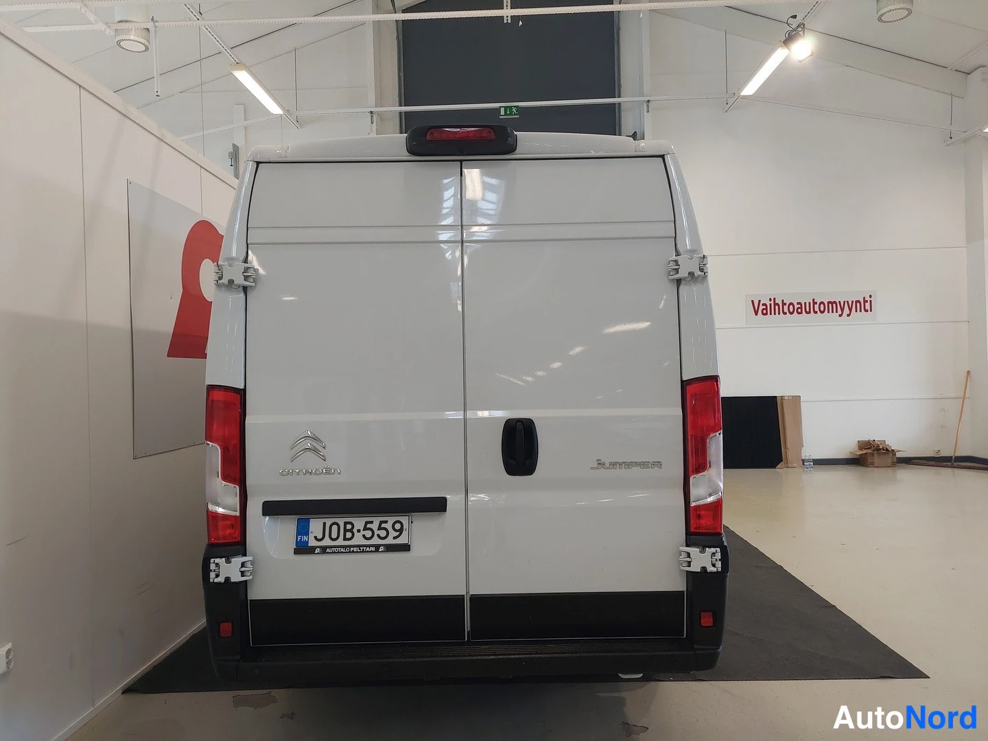 Takaa: Citroën Jumperin takaosa suoraan takaa, kaksoistakaluukut, rekisteri, Jumper-teksti oikealla luukulla.