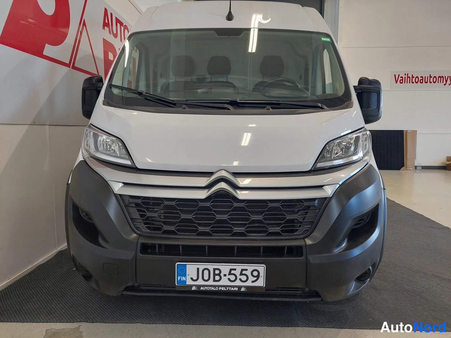Edestä: Citroen Jumper -pakettiauto suoraan edestä; etusäleikkö, valot ja rekisterikilpi J0B-559 näkyvät selvästi.