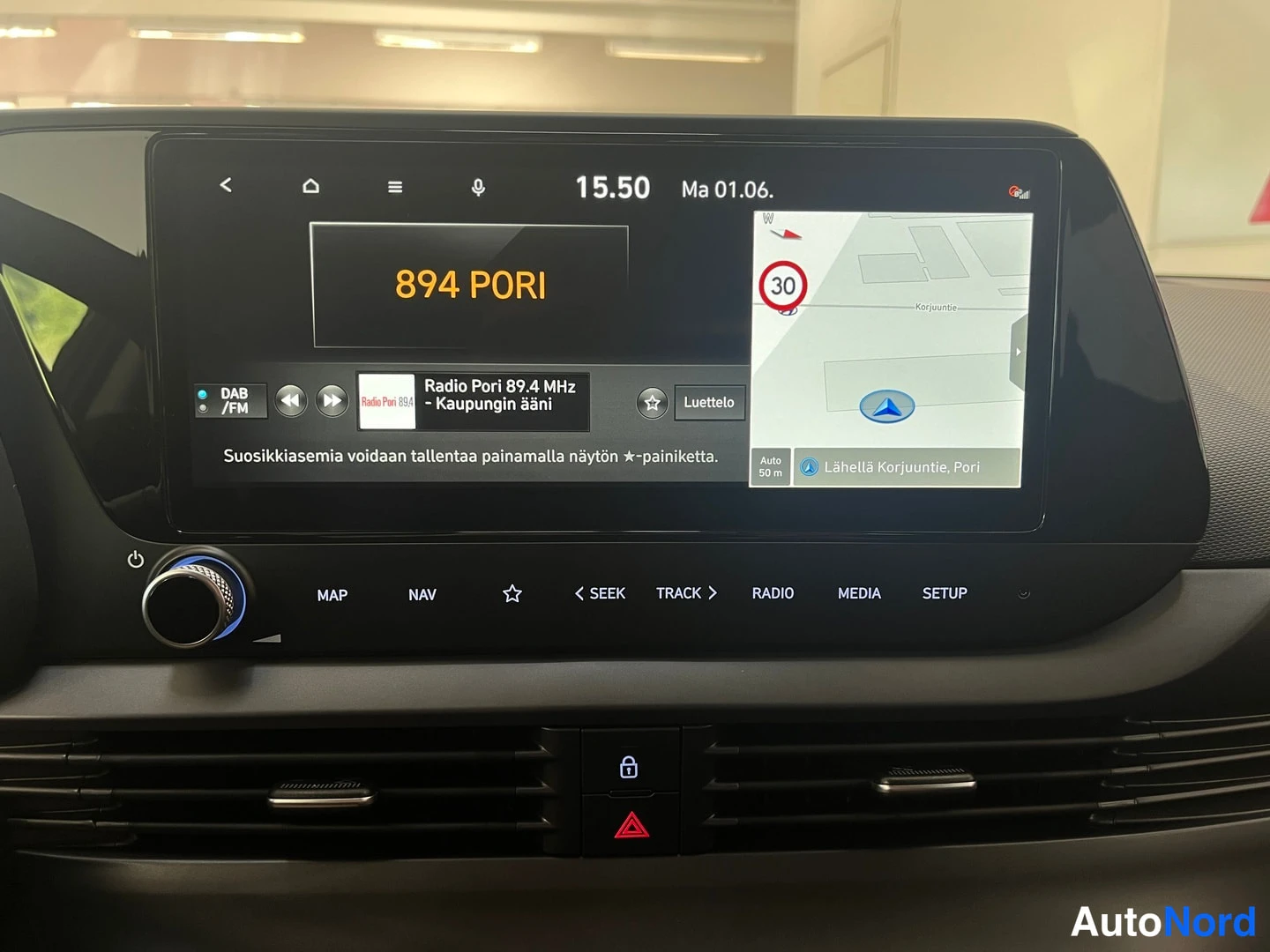 Muu: Infotainment-näyttö sisätilassa, kartta ja radiokanava Radio Pori 89.4 MHz näkyvissä.