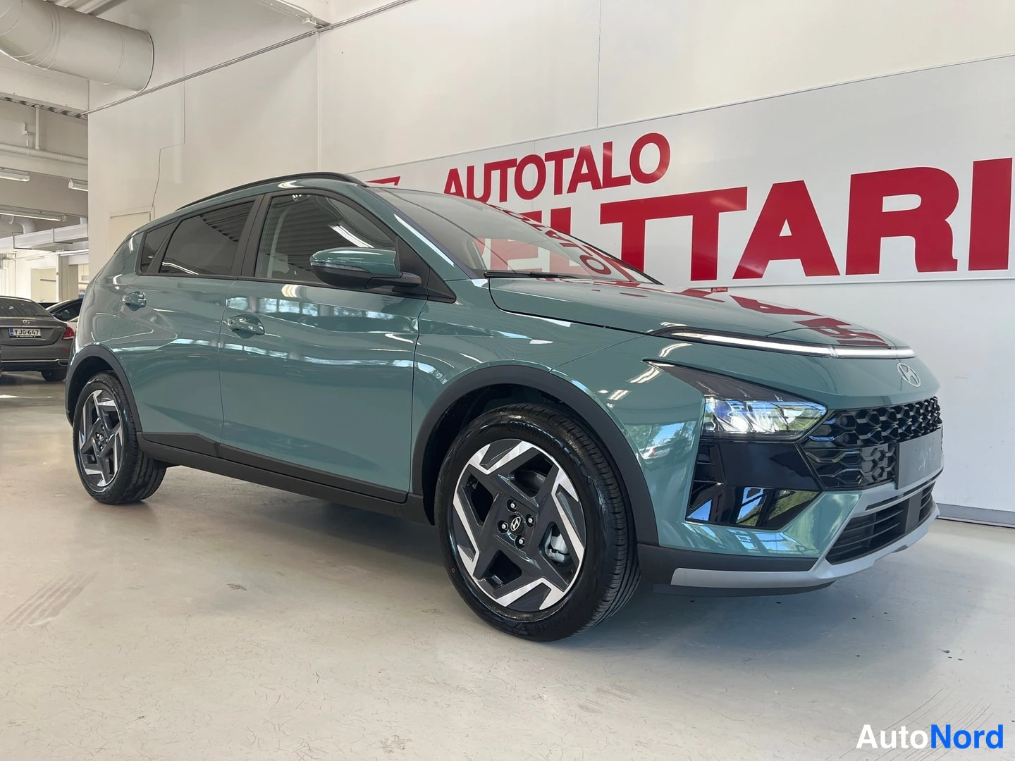 Etuviisto, nokka oikealle: Etukulmakuva Hyundai Bayonista; etusäleikkö, LED-päivätulot ja kaksiväriset kevytmetallivanteet näkyvät selkeästi.