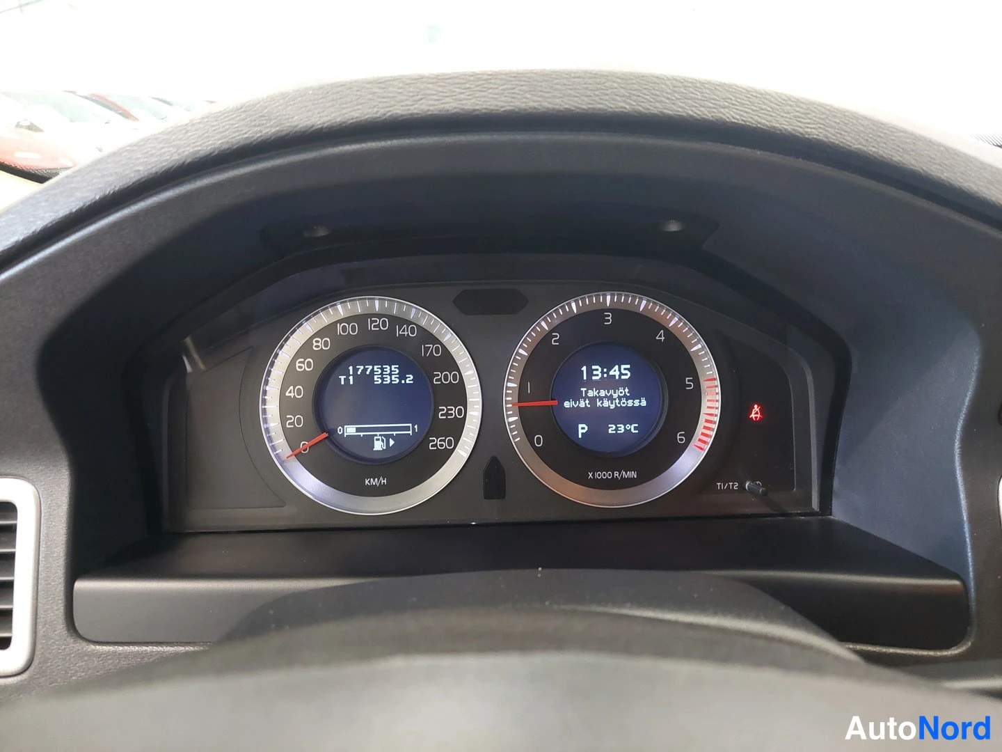 Muu: Mittaristö: nopeusmittari 260 km/h asti ja kierrosmittari 6 x1000 r/min asti, näytössä odometeri 177535 km, trip 535,2, kellonaika 13:45 ja teksti 'Takavyöt eiv