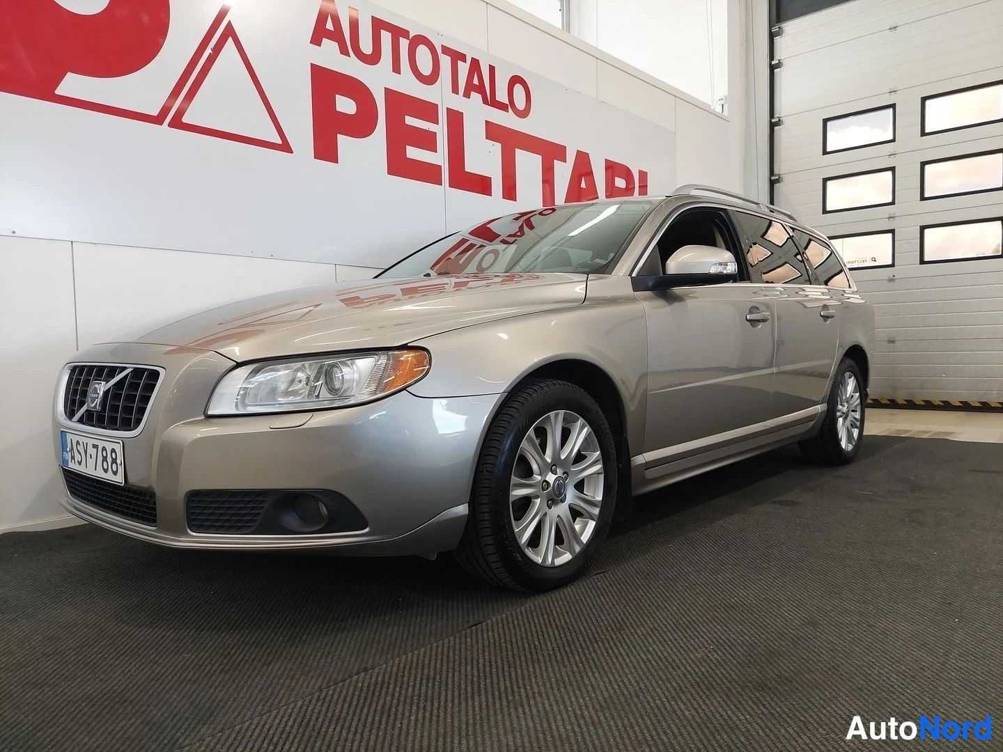 Ruskea Volvo V70 2009, etuviisto, keula vasemmalle, kuva 2