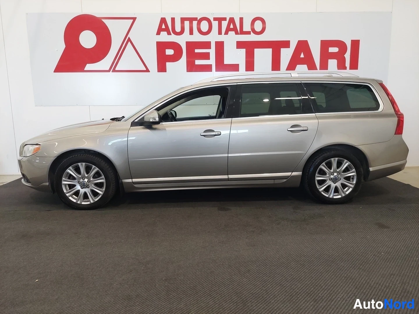 Ruskea Volvo V70 2009, sivulta, kuva 12