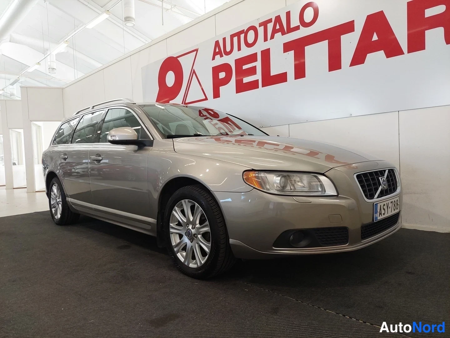 Ruskea Volvo V70 2009, etuviisto, keula oikealle, kuva 5