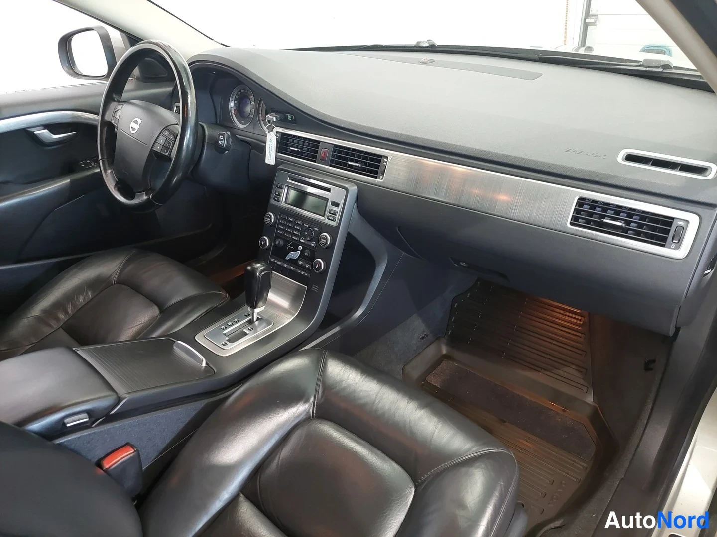 Ruskea Volvo V70 2009, ohjaamo, kuva 22