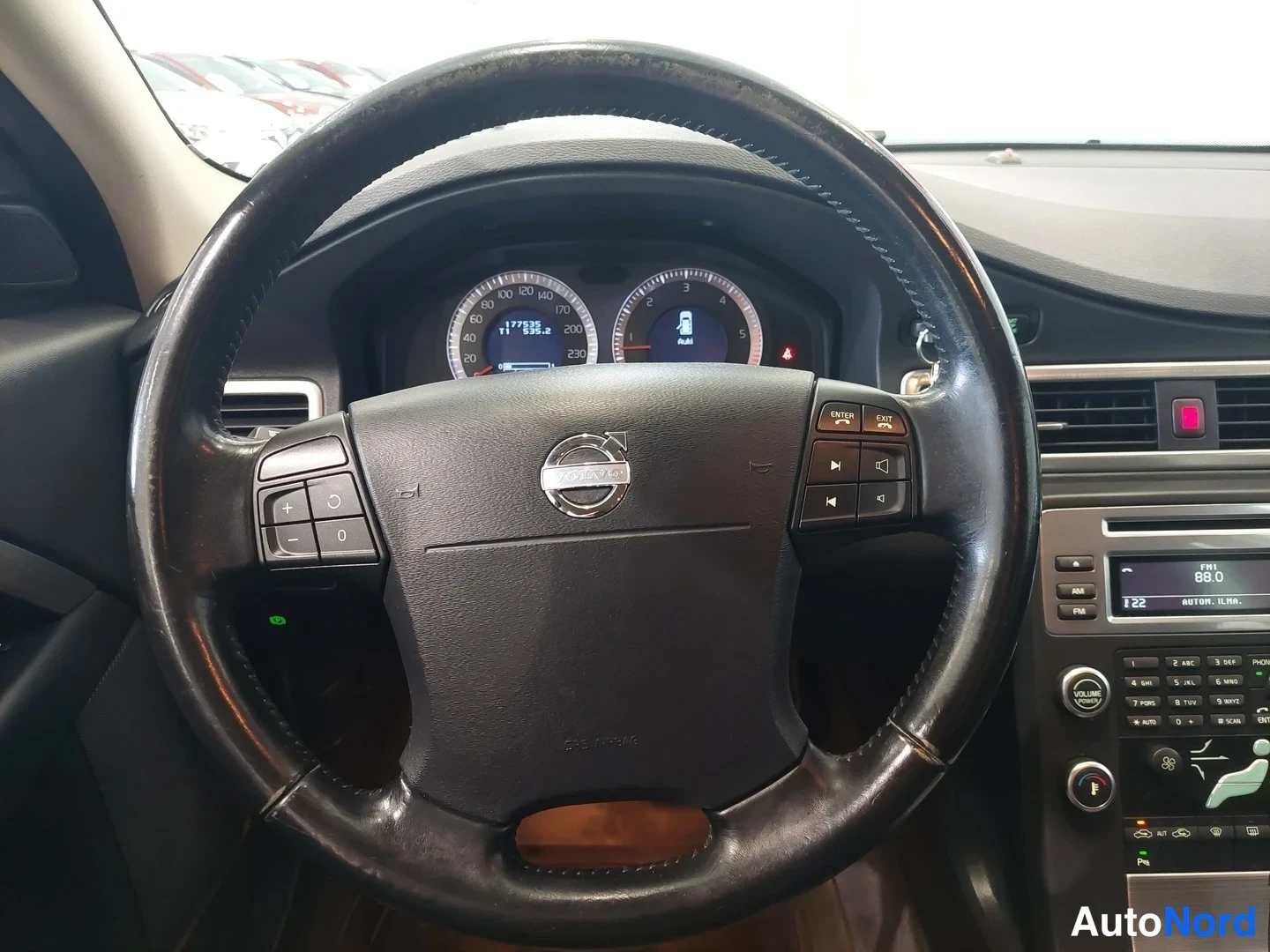 Ruskea Volvo V70 2009, yksityiskohta, kuva 31