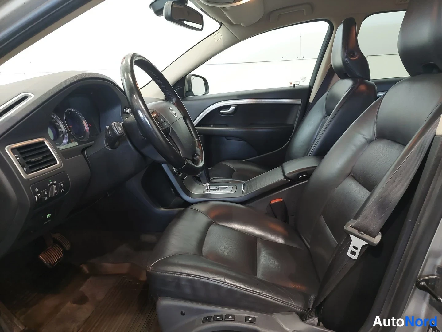 Ruskea Volvo V70 2009, ohjaamo, kuva 25