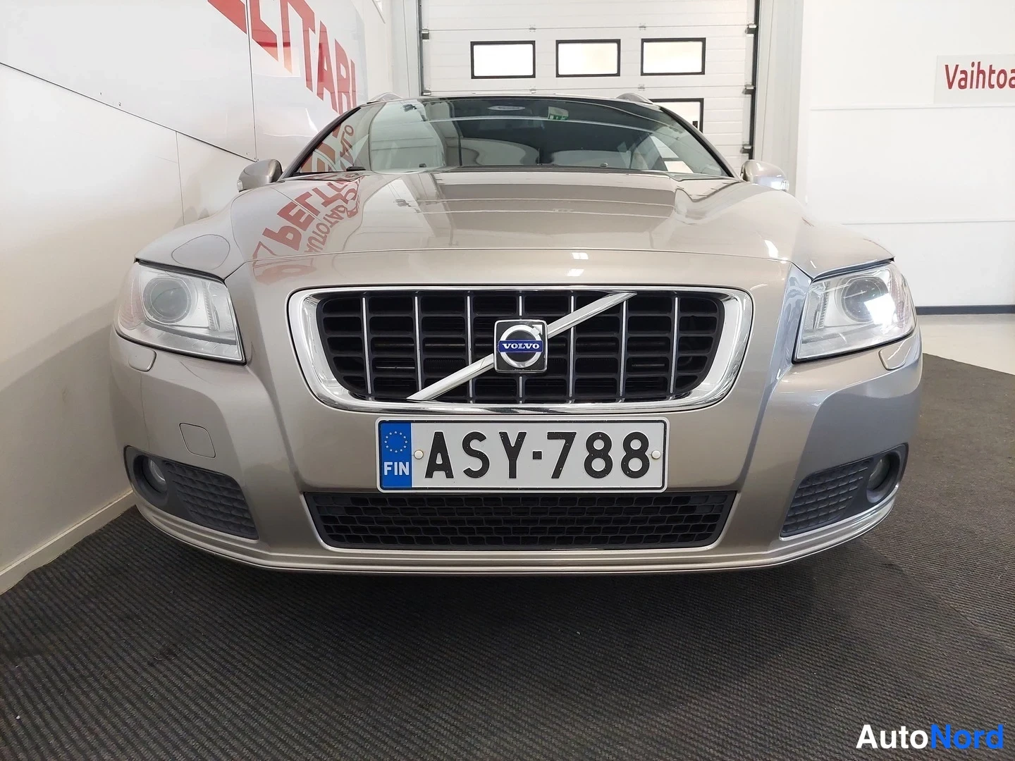 Ruskea Volvo V70 2009, edestä, kuva 8