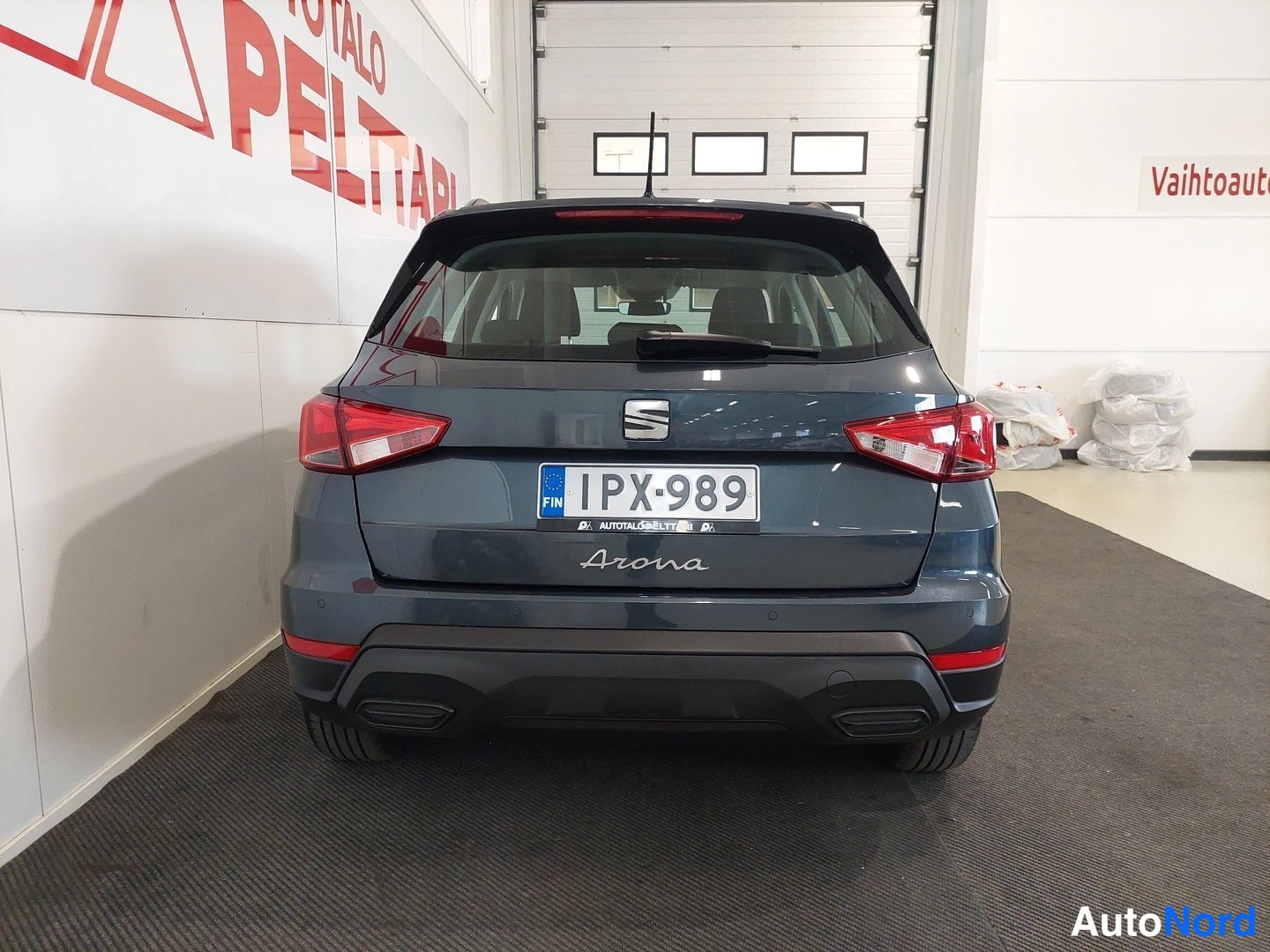 Takaa: Seat Arona suoraan takaa; rekisterikilpi, takaluukissa Arona-teksti ja Seat-tunnus.
