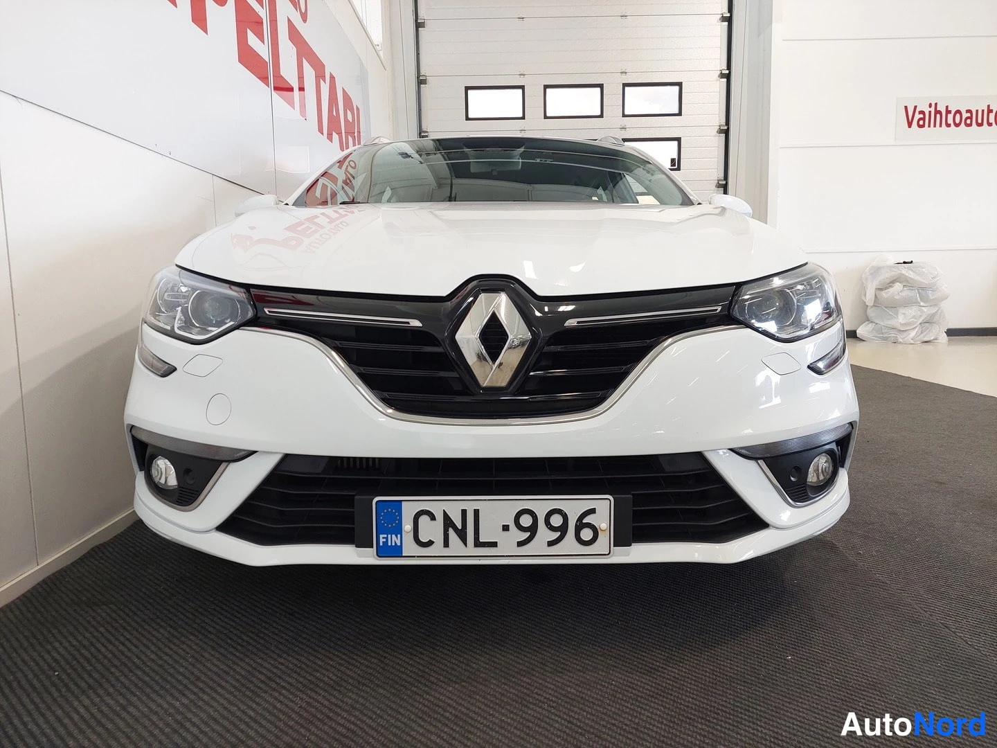 Edestä: Renaultin etupää valkoinen, rekisteritunnus