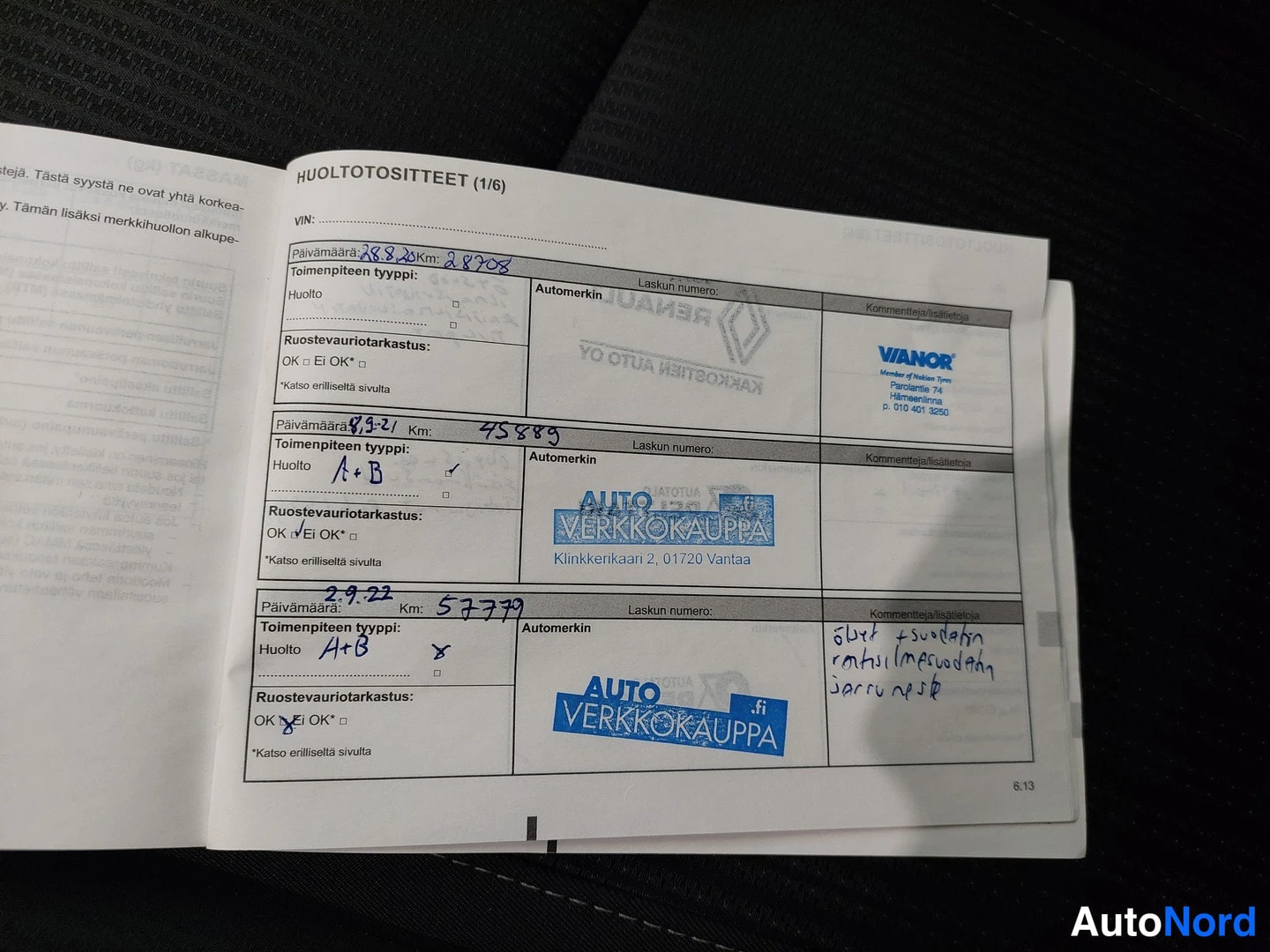 Muu: Huoltotositteet-sivu (1/6), jossa käsinkirjoitetut merkinnät huolloista, leimat Auto Verkkokauppa, Kakkostien Auto Oy ja Vianor.