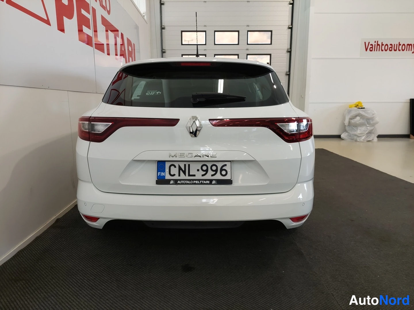 Takaa: Valkoisen Renault MEGANE -farmarin takaosa suoraan takaa; rekisterikilpi ja AUTOTALO PELTTARI -kehys.