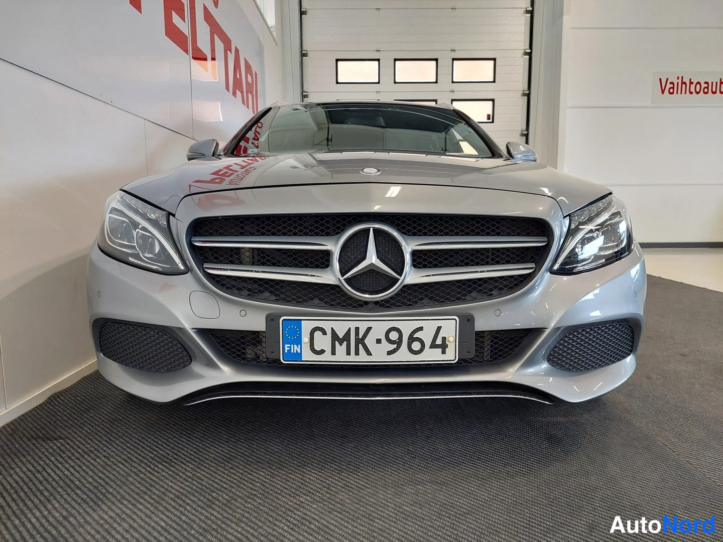 Edestä: Mercedes-Benz C 350 e T A Premium 2015, etuosa, harmaa