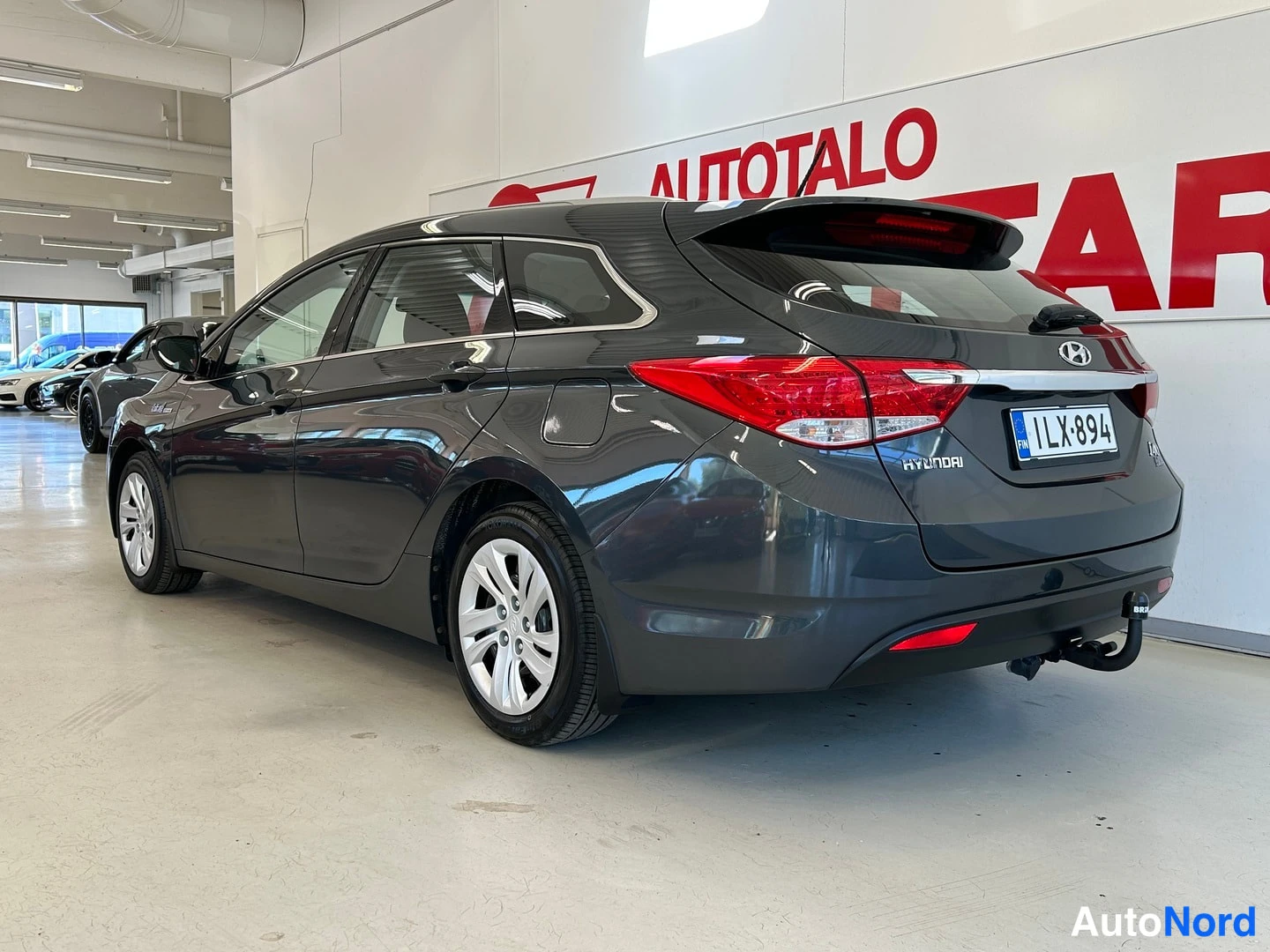 Takaviisto: Hyundai i40 -farmarin takakolmasosa vasemmalta, rekisteritunnus, vetokoukku näkyvissä