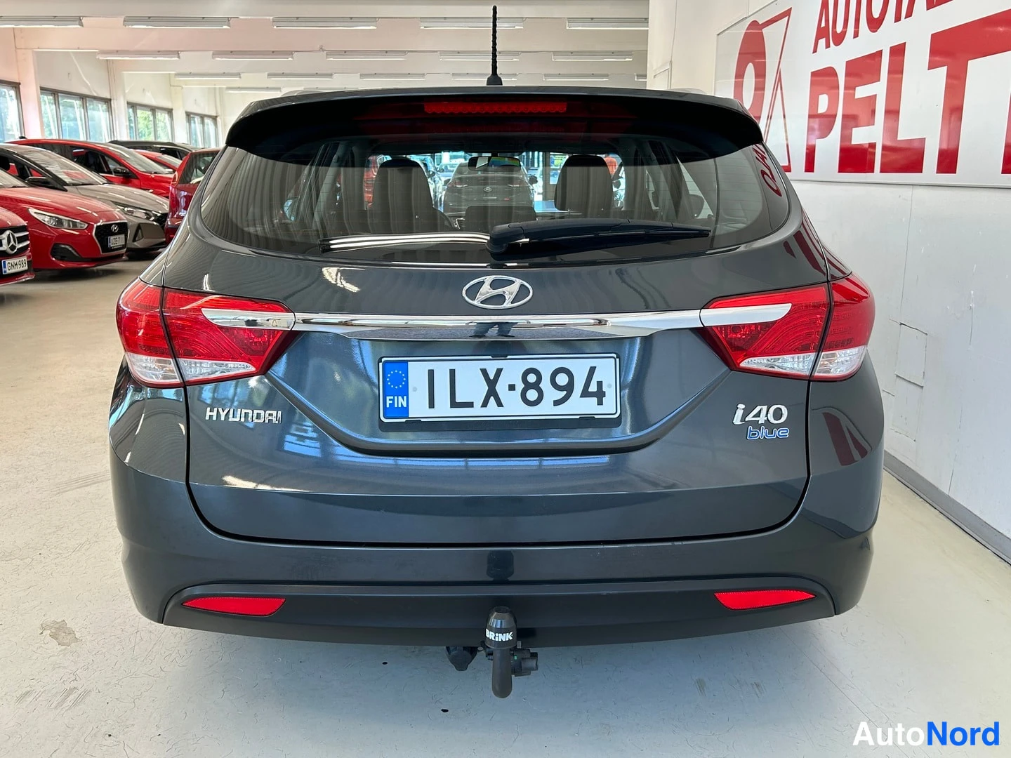 Takaa: Hyundai i40 -farmarin takapuoli suoraan takaa, rekisteritunnus, HYUNDAI- ja i40 blue -merkit
