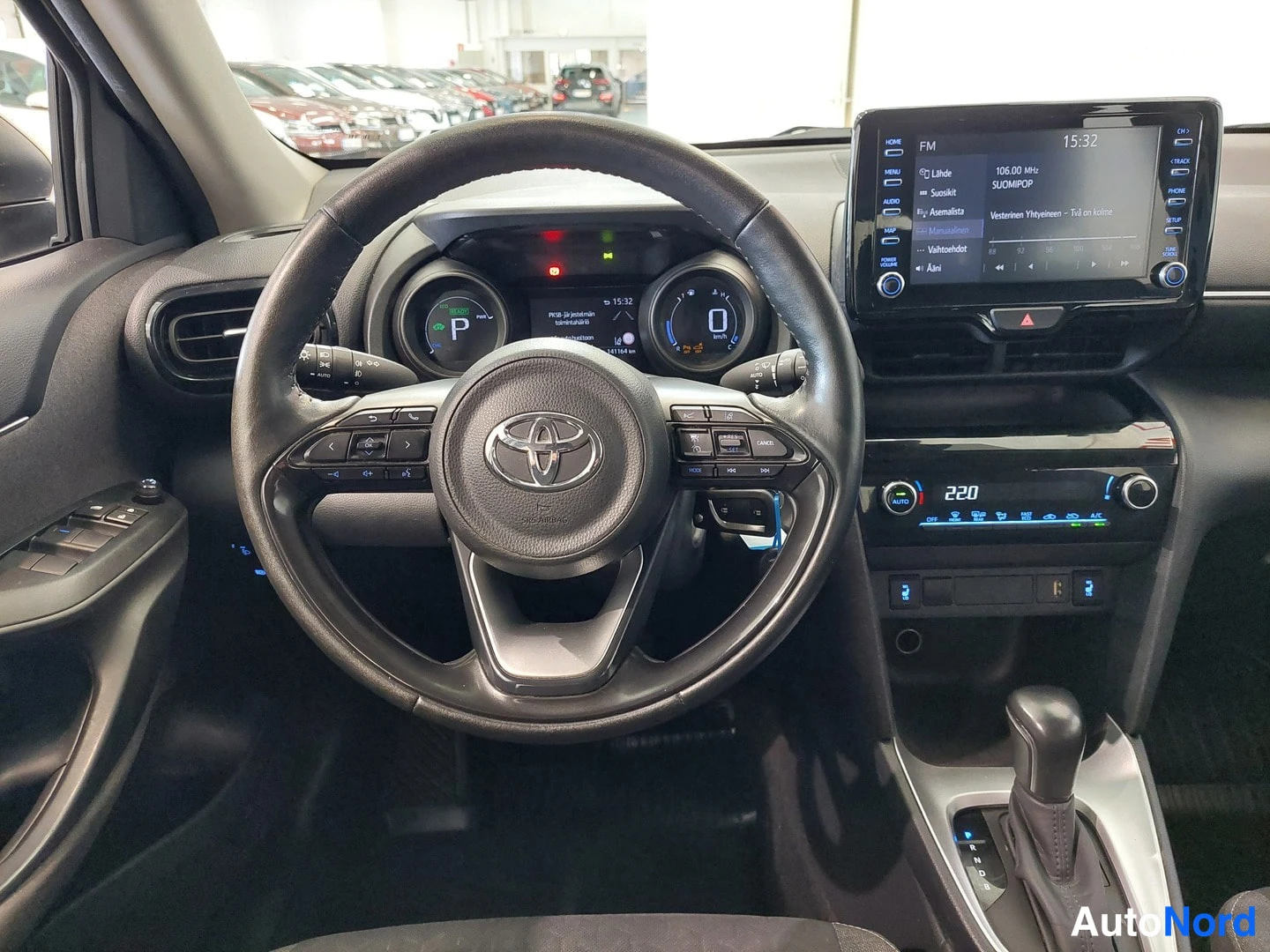Muu: Ohjaamo Toyota-merkillä varustetulla ohjauspyörällä, kojelaudan näytöillä ja vaihteenvalitsimella.