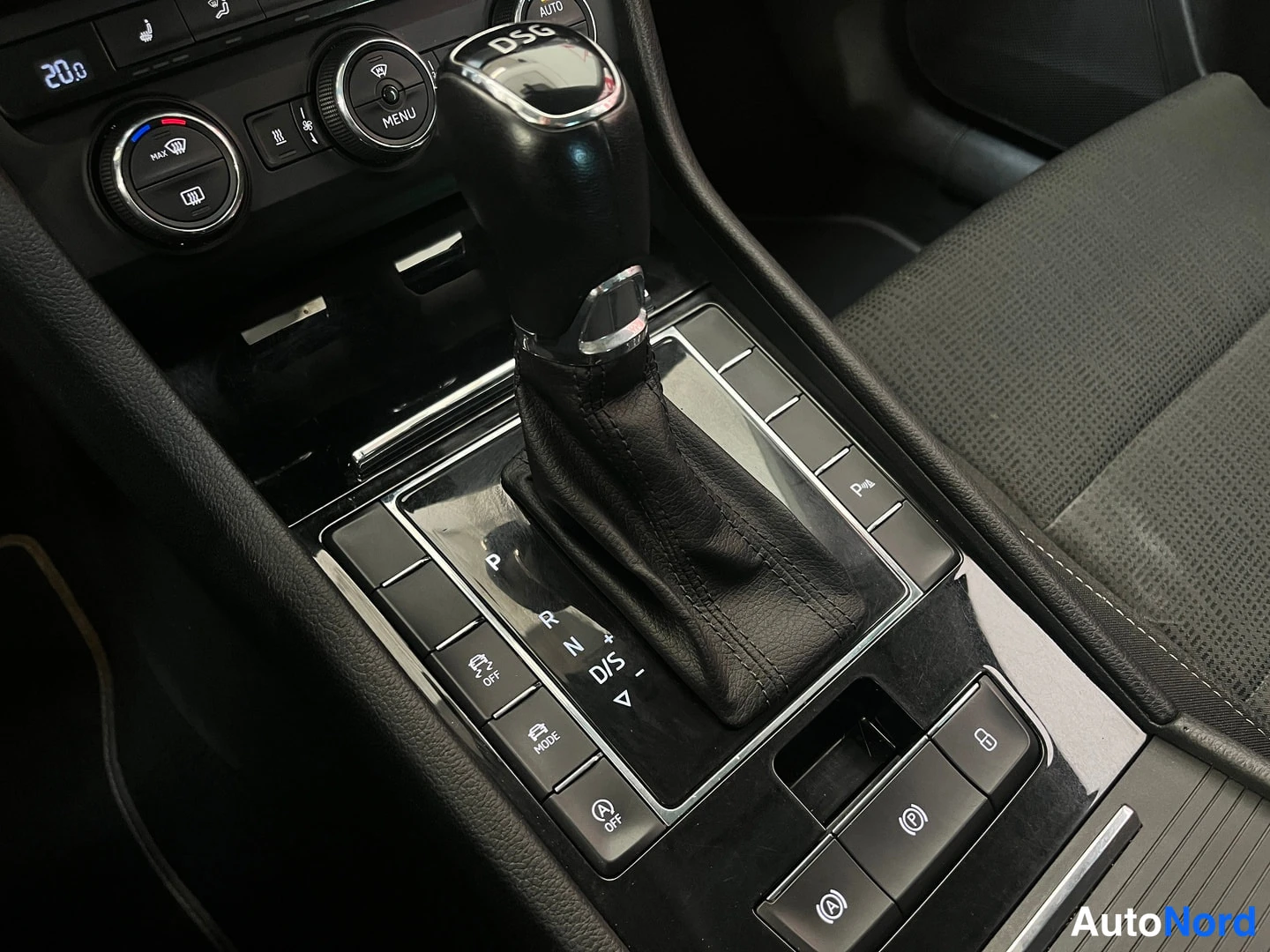 Yksityiskohta: Automaattivaihteen valitsin DSG-merkinnällä, vaihdepasilla P-R-N-D/S, ympärillä ajotilapainikkeet (OFF, MODE, ELECTRONIC HANDBRAKE-ikonit).