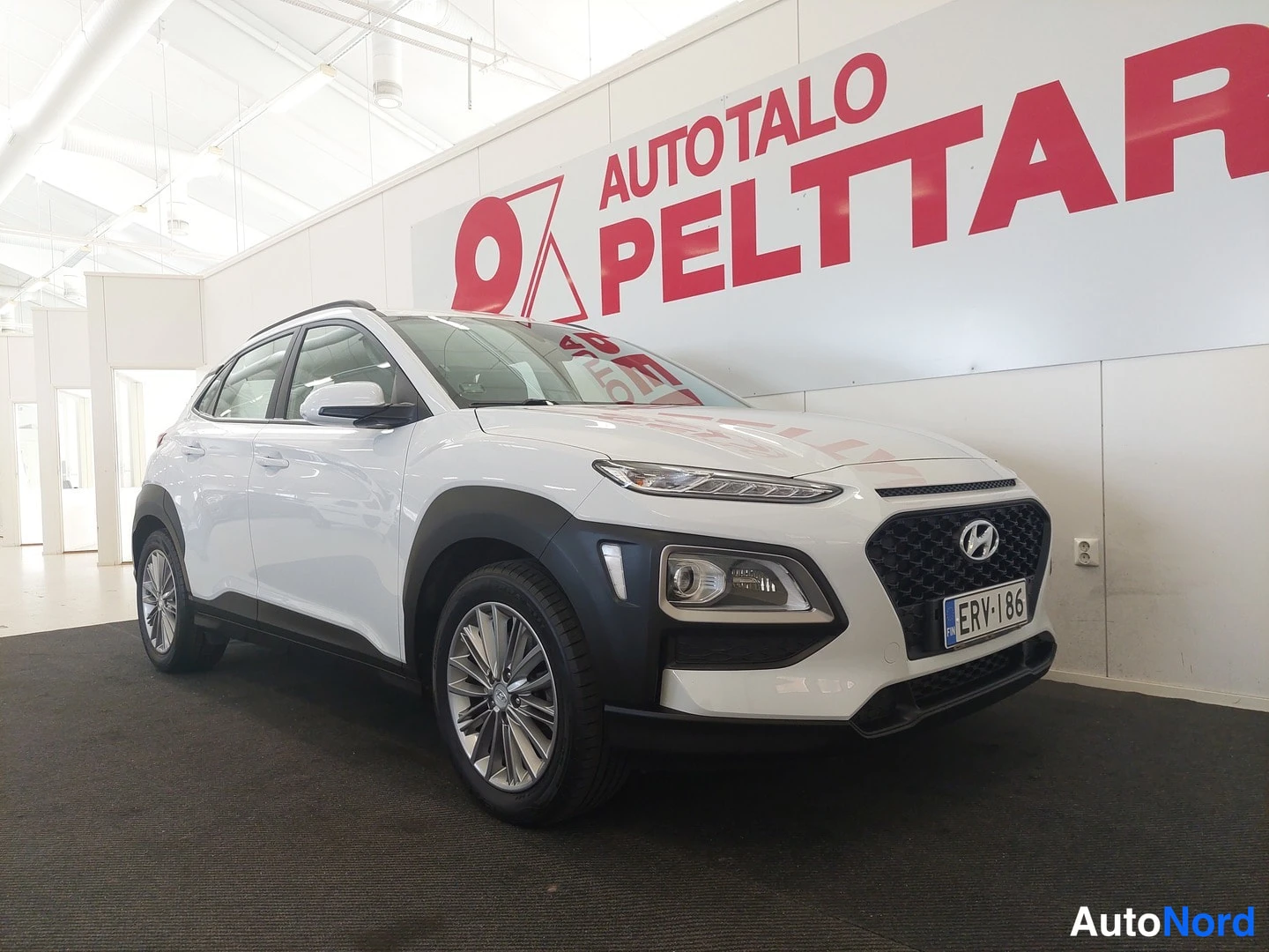 Etuviisto, nokka oikealle: Hyundai Kona etukulmasta, keulalla etusäleikkö ja HYUNDAI-merkki, rekisteritunnus.
